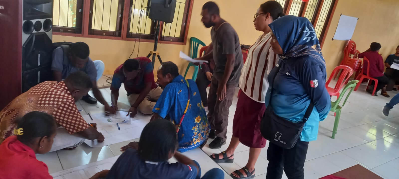 Suasana diskusi kelompok dalam Sosialisasi Program Prioritas JERAT Papua Tahun 2026–2027. Sesi ini menjadi ruang bagi peserta untuk menyampaikan aspirasi, bertukar gagasan, dan merumuskan rekomendasi sesuai kebutuhan serta potensi masyarakat adat di Kampung Buti.