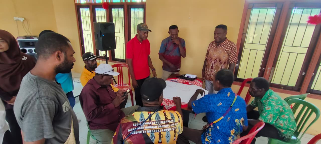 Suasana diskusi kelompok dalam Sosialisasi Program Prioritas JERAT Papua Tahun 2026–2027. Sesi ini menjadi ruang bagi peserta untuk menyampaikan aspirasi, bertukar gagasan, dan merumuskan rekomendasi sesuai kebutuhan serta potensi masyarakat adat di Kampung Buti.