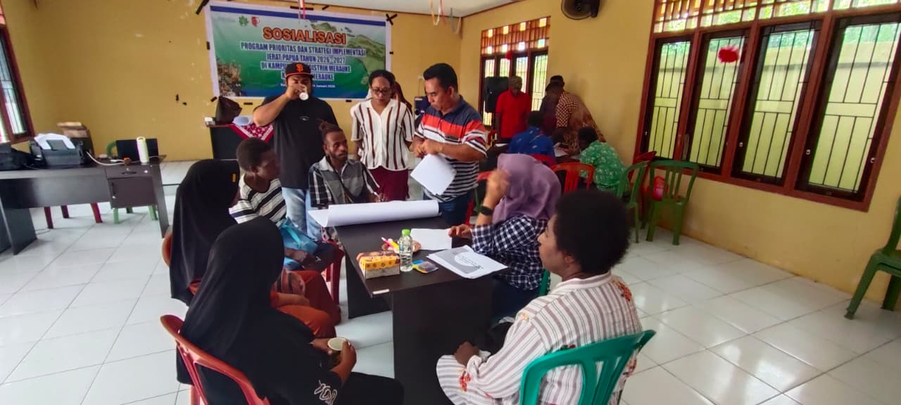 Suasana diskusi kelompok dalam Sosialisasi Program Prioritas JERAT Papua Tahun 2026–2027. Sesi ini menjadi ruang bagi peserta untuk menyampaikan aspirasi, bertukar gagasan, dan merumuskan rekomendasi sesuai kebutuhan serta potensi masyarakat adat di Kampung Buti.
