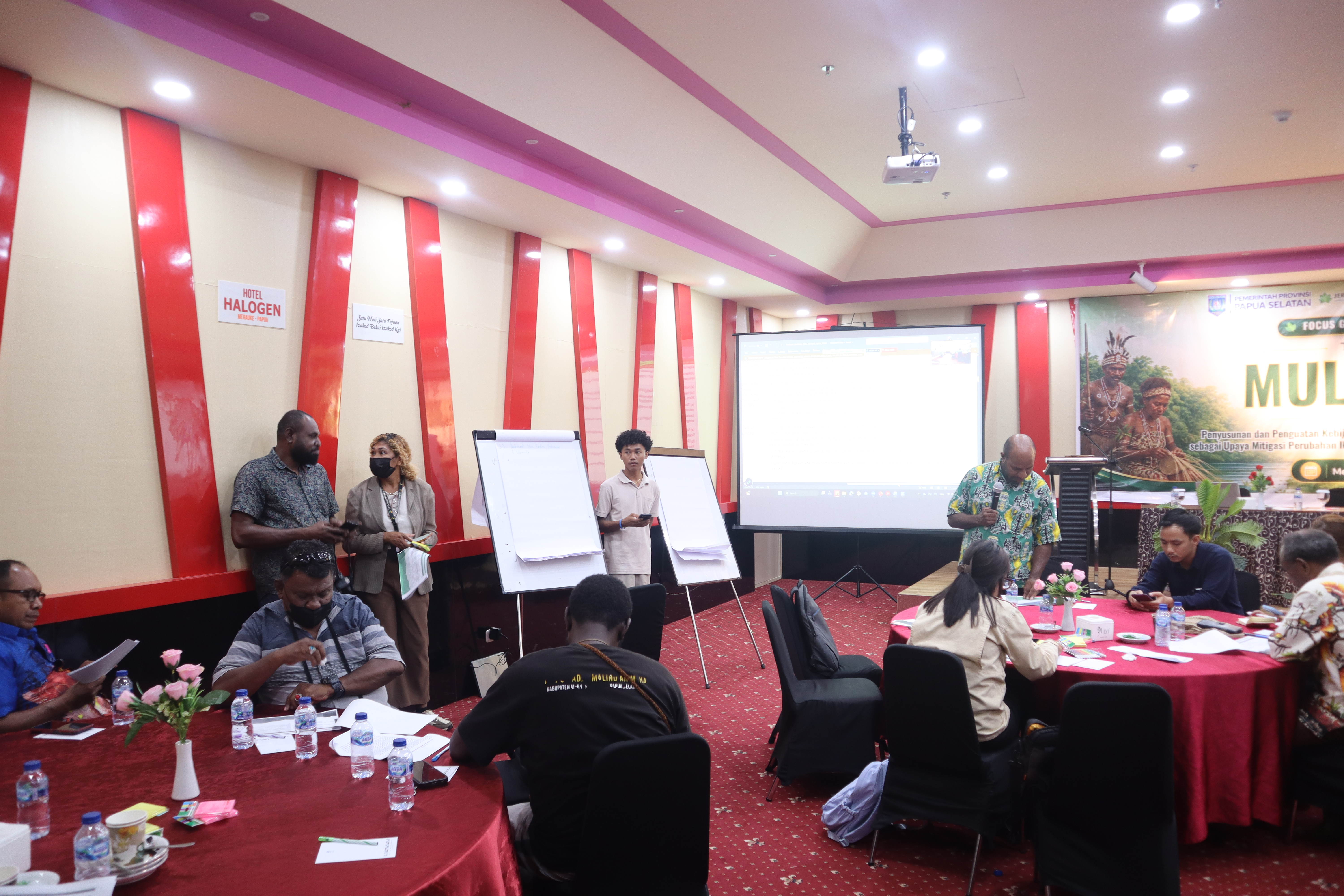 Fasilitator FGD, Bapak Agustinus Mahuze Fasilitator Agustinus Mahuze bersama Co-Fasilitator Yune Angel Anggelia Rumateray, memfasilitasi jalannya diskusi serta mendorong partisipasi aktif peserta dalam merumuskan masukan, rekomendasi kebijakan, dan aksi konkret yang dihasilkan dalam kegiatan.