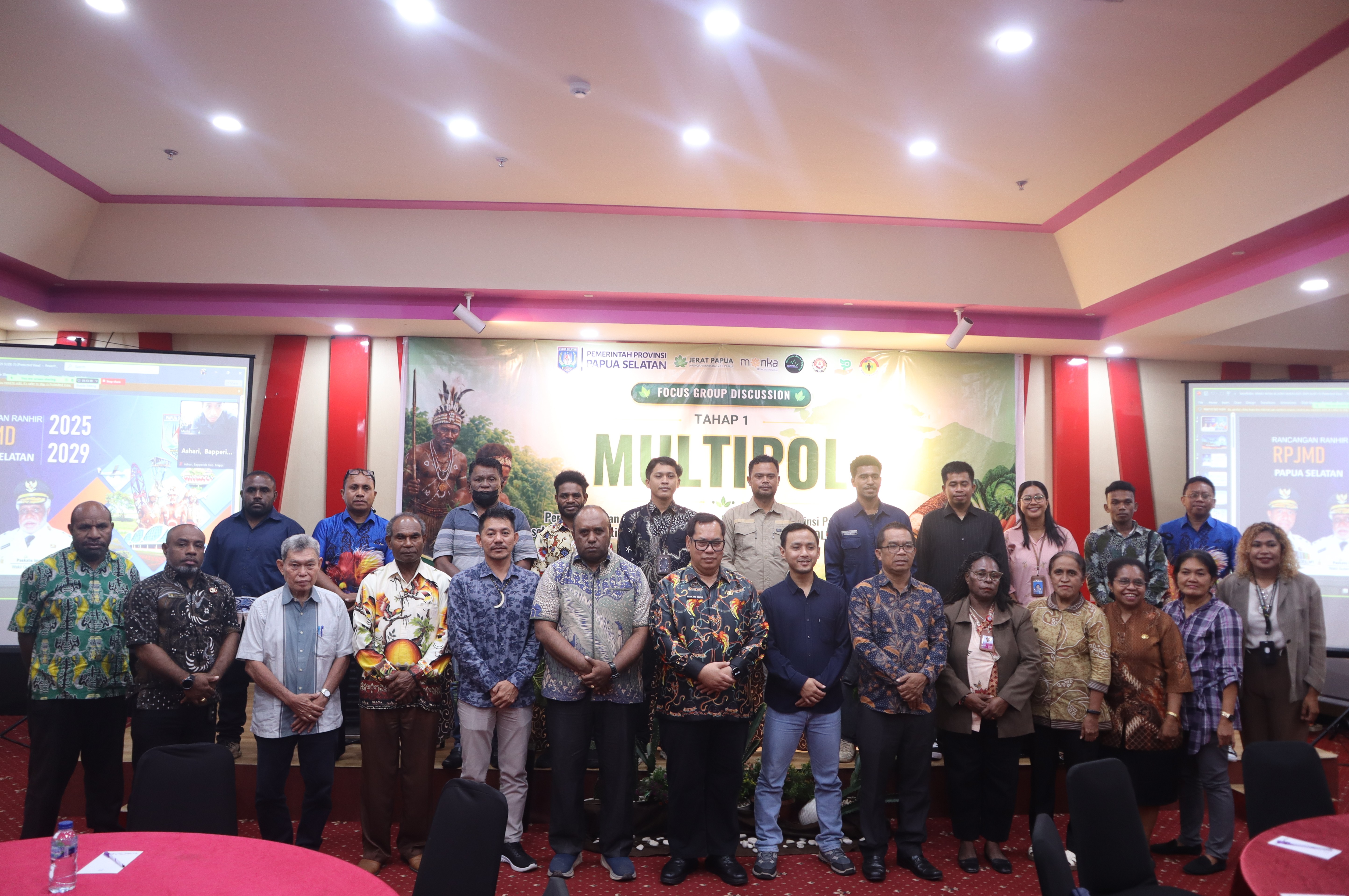 Foto bersama peserta FGD 1 Multipol Provinsi Papua Selatan, yang terdiri atas perwakilan Pemerintah Provinsi Papua Selatan, Organisasi Perangkat Daerah (OPD), serta para pemangku kepentingan lintas sektor yang turut berpartisipasi dalam proses penyusunan dan penguatan kebijakan pangan lokal sebagai upaya mitigasi perubahan iklim.