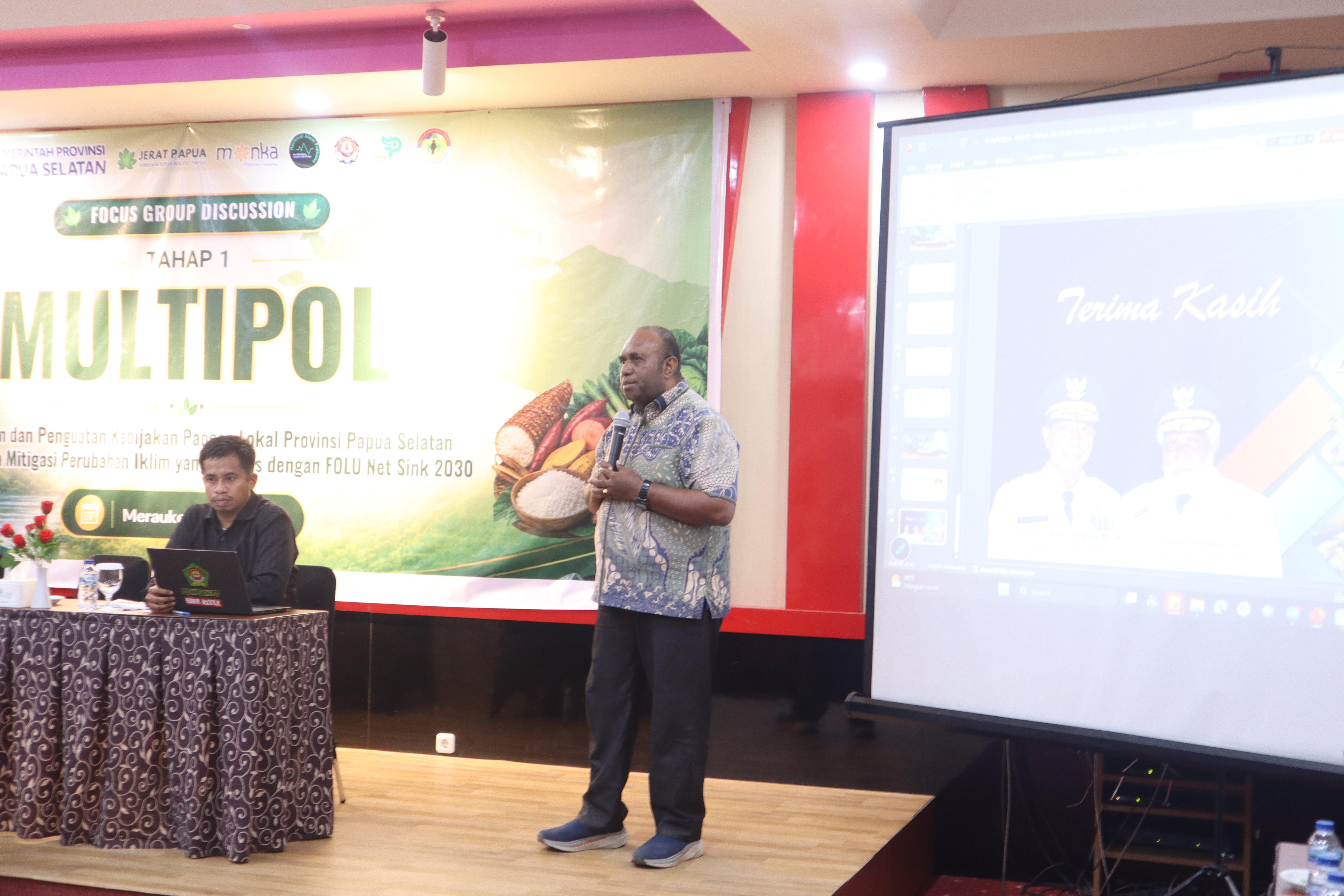 Pemaparan Dukungan Arah Kebijakan Visi Misi Gubernur Provinsi Papua Selatan oleh Sekretaris Bapperida Provinsi Papua Selatan, Bapak Esau Hombore.