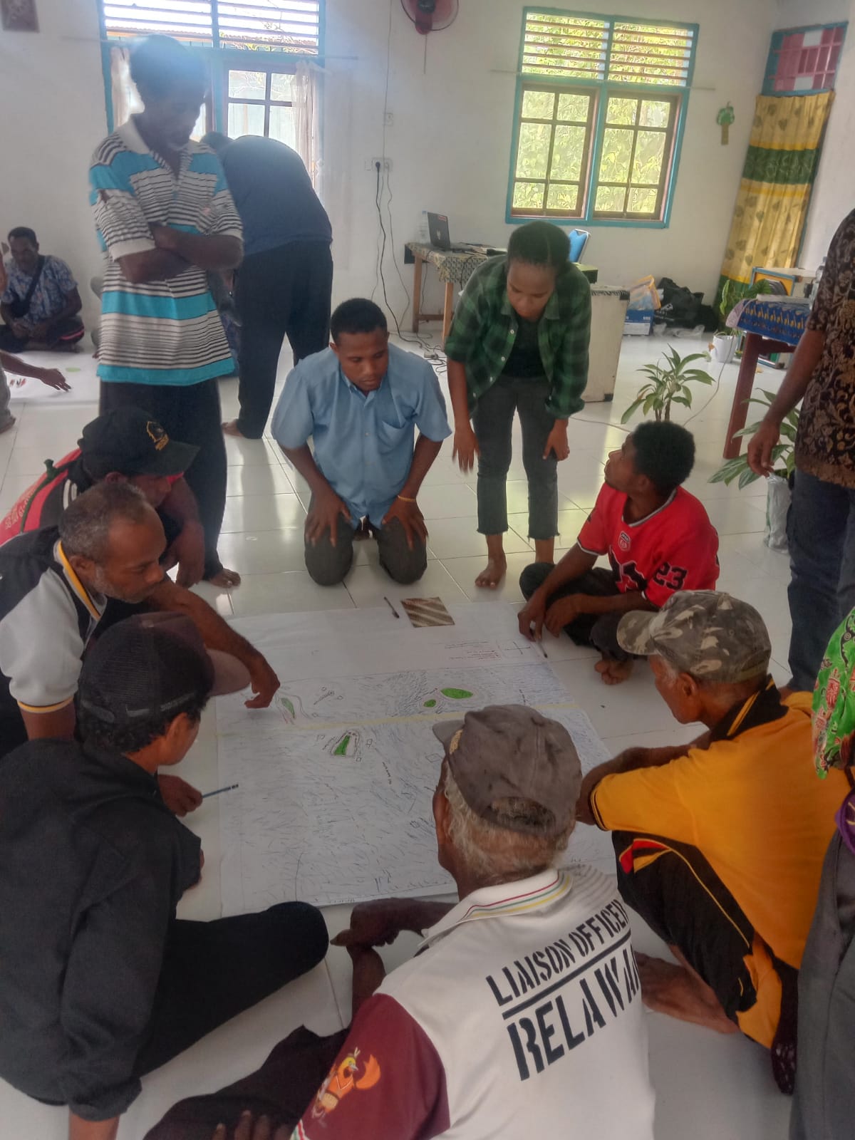 Peserta pelatihan bersama Tim JERAT Papua melakukan penyusunan dan validasi peta sketsa wilayah adat secara partisipatif. Melalui diskusi kelompok, peserta mengidentifikasi batas wilayah dan berbagai informasi pendukung sebagai bagian dari proses penyusunan peta indikatif wilayah adat Kankain Kakara Byak (KKB) Mnuk Meos Owi.