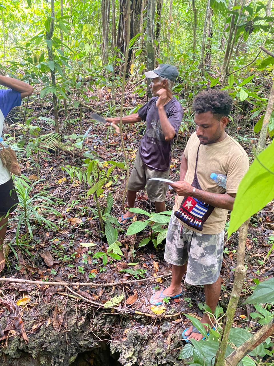 Peserta pelatihan, khususnya pemuda adat, mengikuti praktik penggunaan Global Positioning System (GPS) di lapangan yang didampingi Tim JERAT Papua. Kegiatan ini bertujuan meningkatkan kapasitas peserta dalam pengambilan titik koordinat dan inventarisasi data spasial sebagai bagian dari proses pemetaan partisipatif wilayah adat Kankain Kakara Byak (KKB) Mnuk Meos Owi.