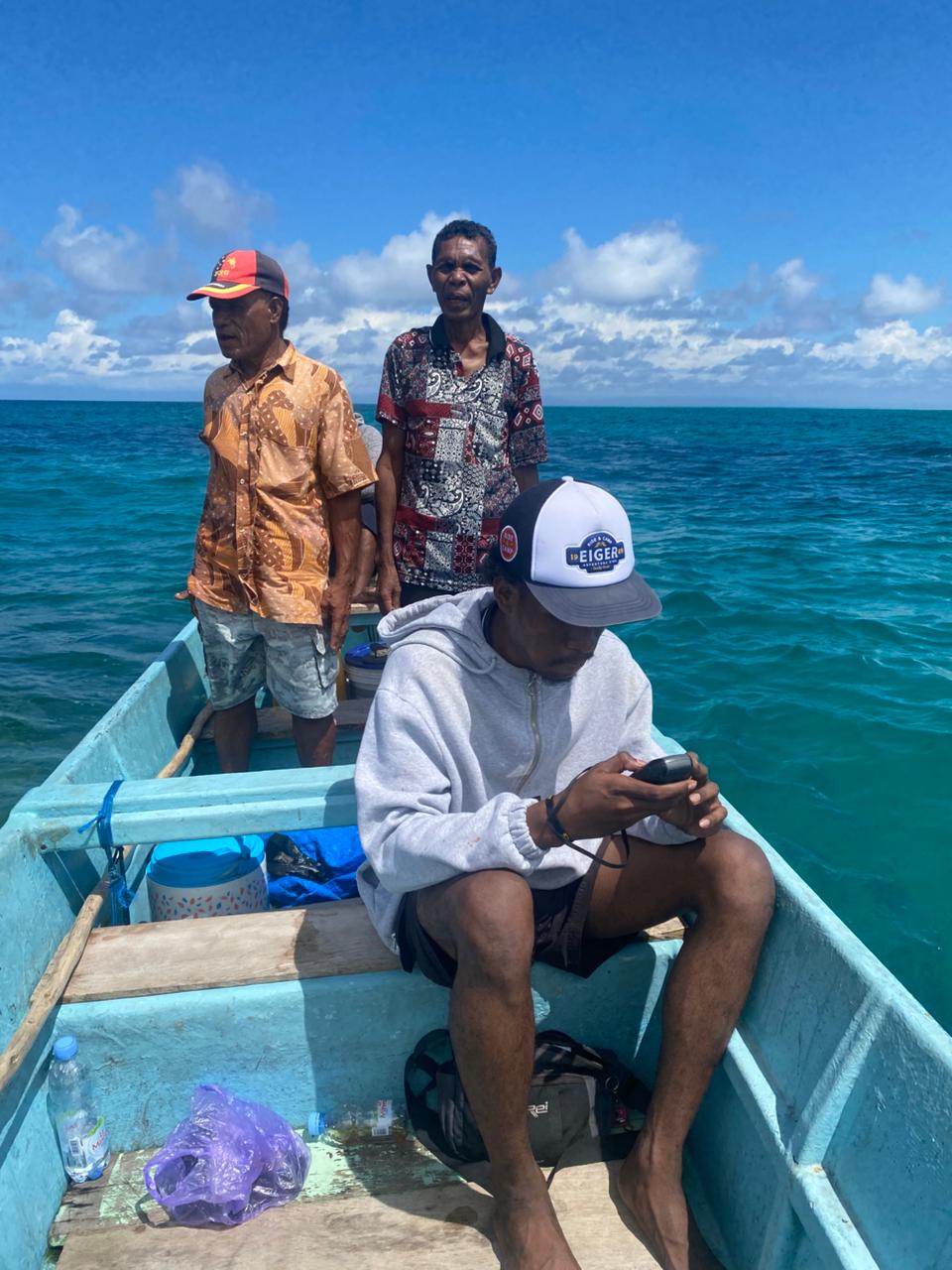 Peserta pelatihan, khususnya pemuda adat, mengikuti praktik penggunaan Global Positioning System (GPS) di lapangan yang didampingi Tim JERAT Papua. Kegiatan ini bertujuan meningkatkan kapasitas peserta dalam pengambilan titik koordinat dan inventarisasi data spasial sebagai bagian dari proses pemetaan partisipatif wilayah adat Kankain Kakara Byak (KKB) Mnuk Meos Owi.