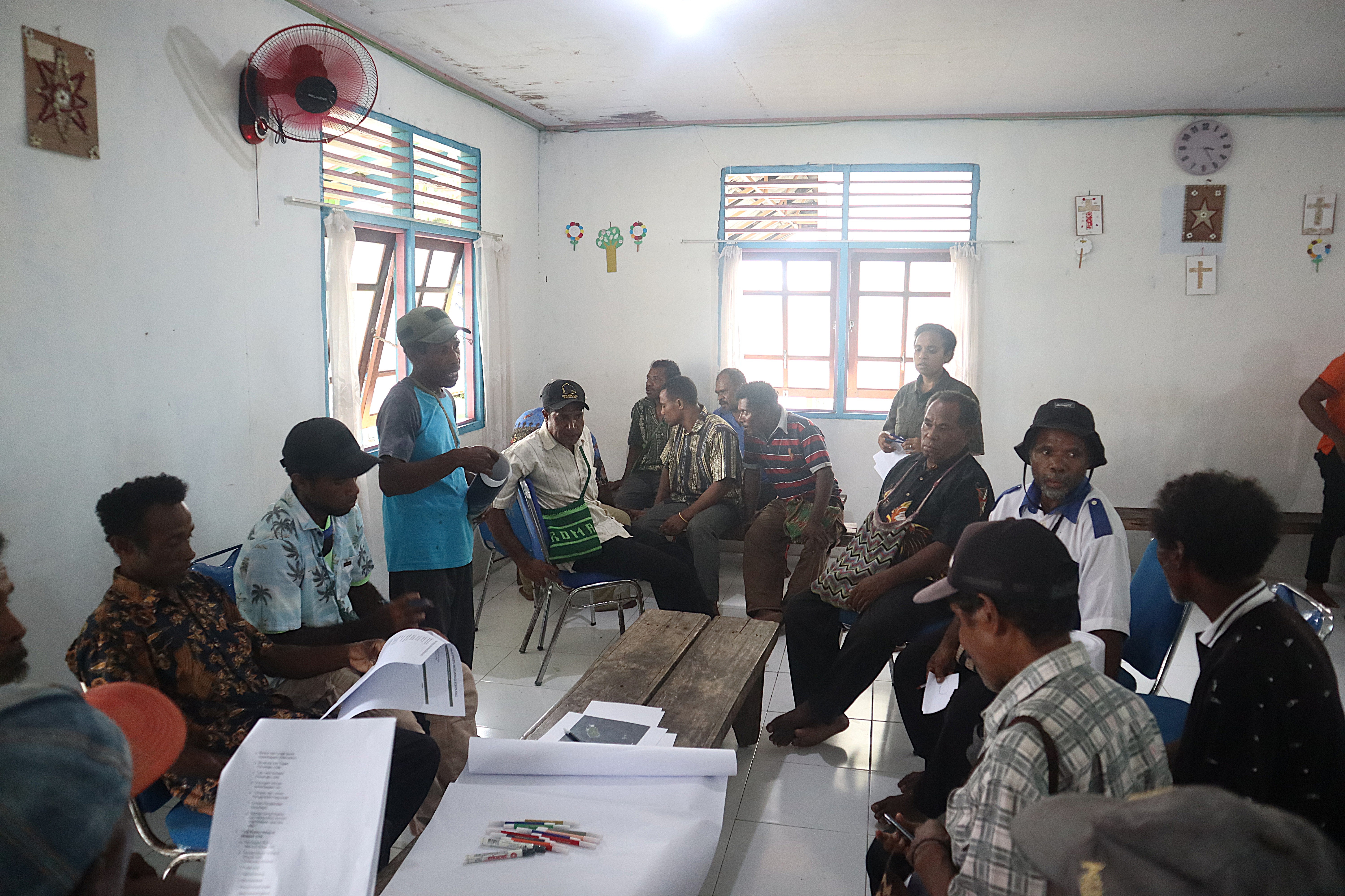 Peserta pelatihan bersama Tim JERAT Papua mengikuti sesi diskusi dan penyusunan peta sketsa wilayah adat secara partisipatif. Melalui proses ini, peserta mengidentifikasi batas wilayah dan berbagai informasi penting sebagai dasar penyusunan peta wilayah adat Byak Mnuk Meos Owi. Kegiatan ini menjadi bagian dari upaya memperkuat dokumentasi dan pengelolaan data spasial wilayah adat.
