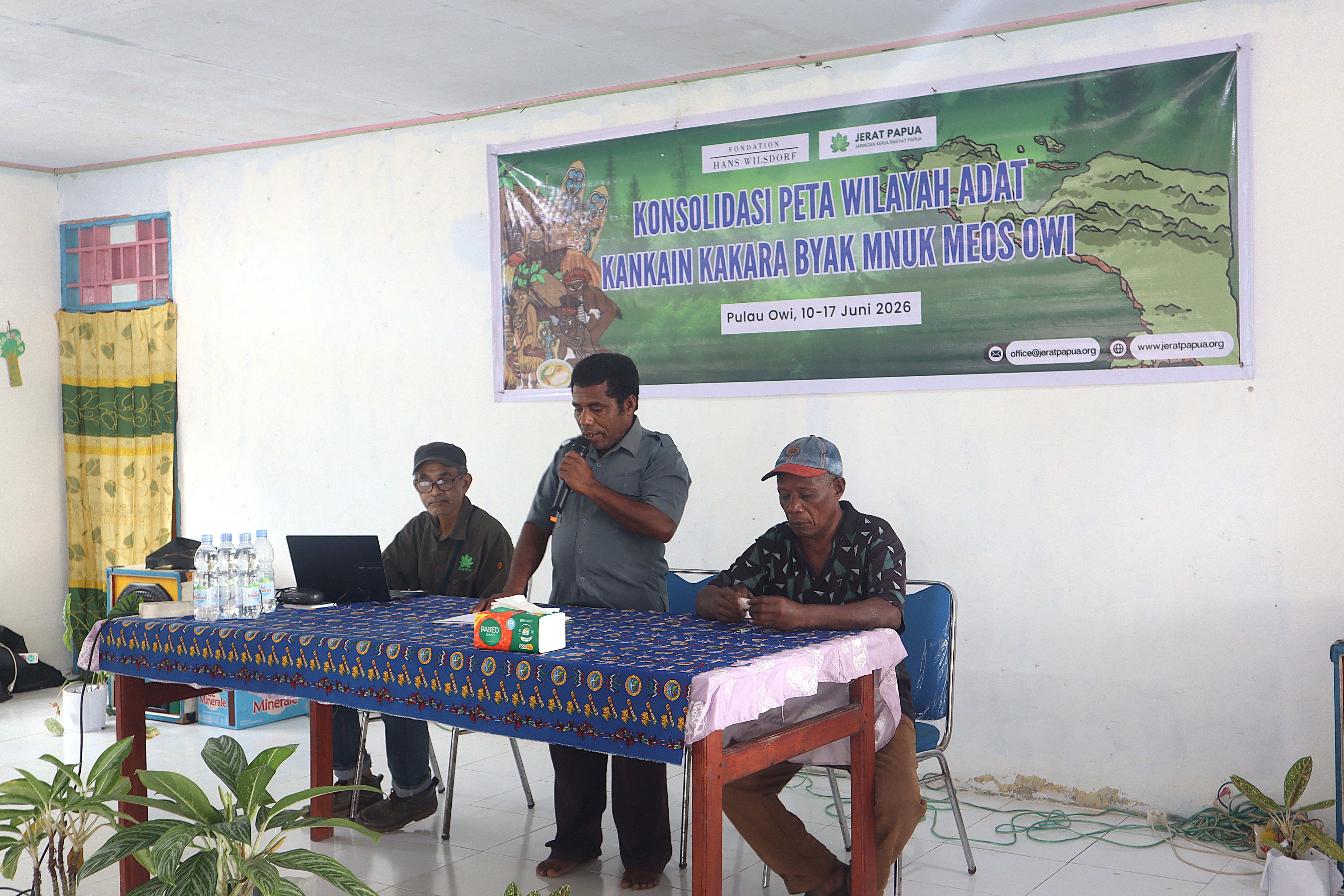 Bapak Yan Yansen Rumansara selaku kepala Pemerintah Kampung Yendakam menyampaikan sambutan sekaligus membuka kegiatan