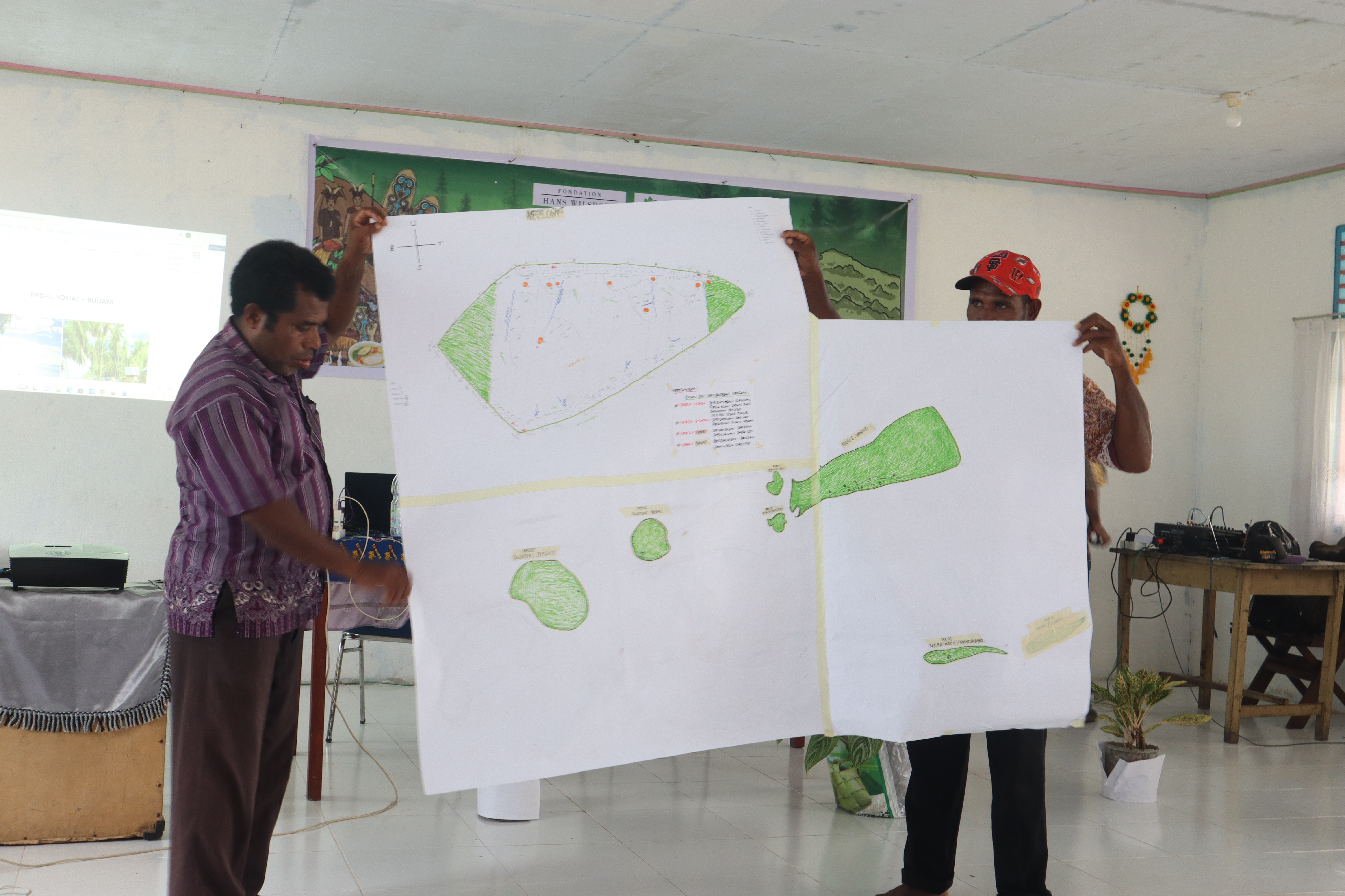 Peserta dari kedua kelompok mempresentasikan hasil penyusunan peta sketsa wilayah adat untuk memperoleh masukan dan tanggapan dari seluruh peserta.