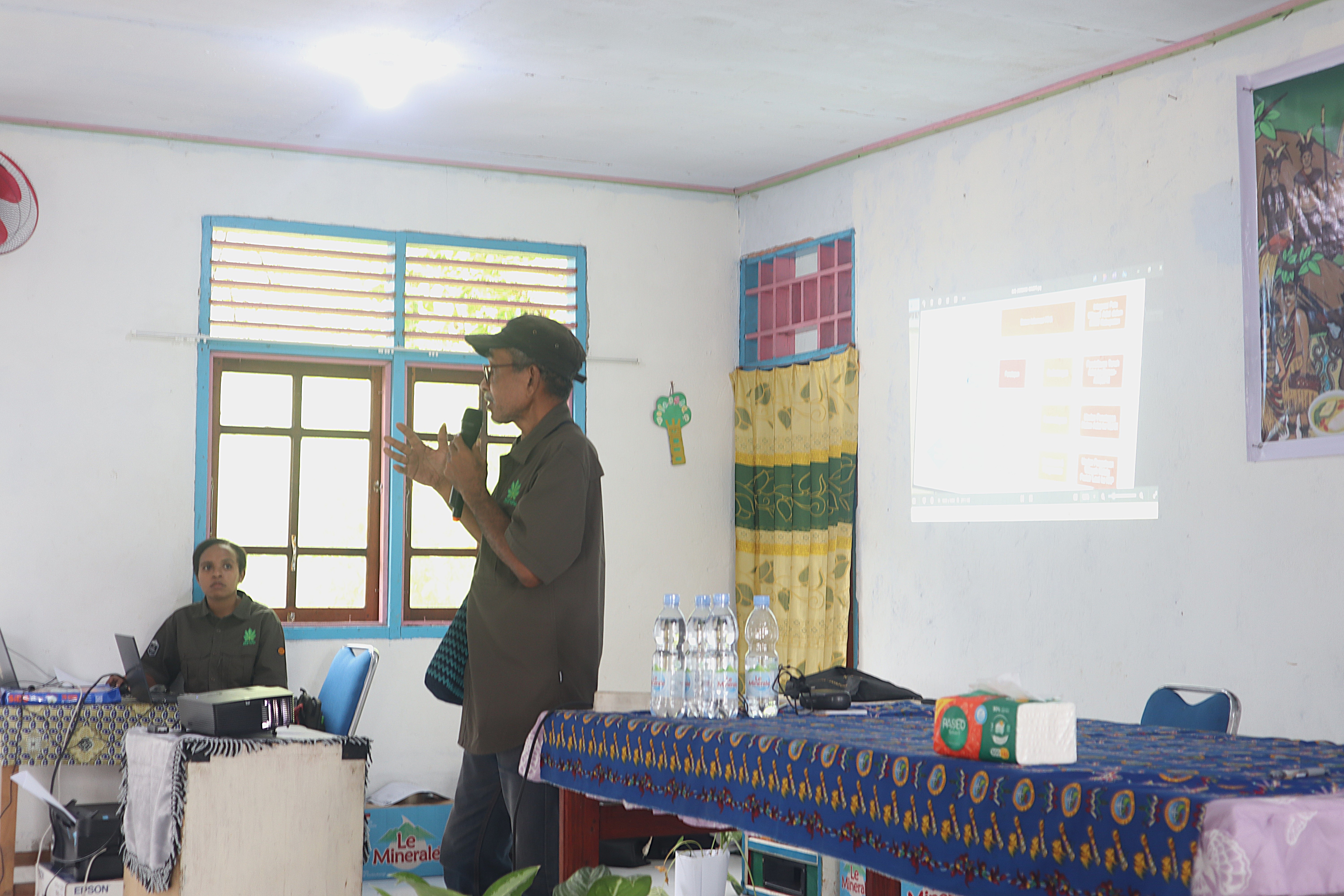Bapak Albertino Imbiri selaku Kepala Departemen Riset dan Inovasi JERAT Papua memberikan materi tentang fungsi dan manfaat peta wilayah adat bagi eksistensi masyarakat adat