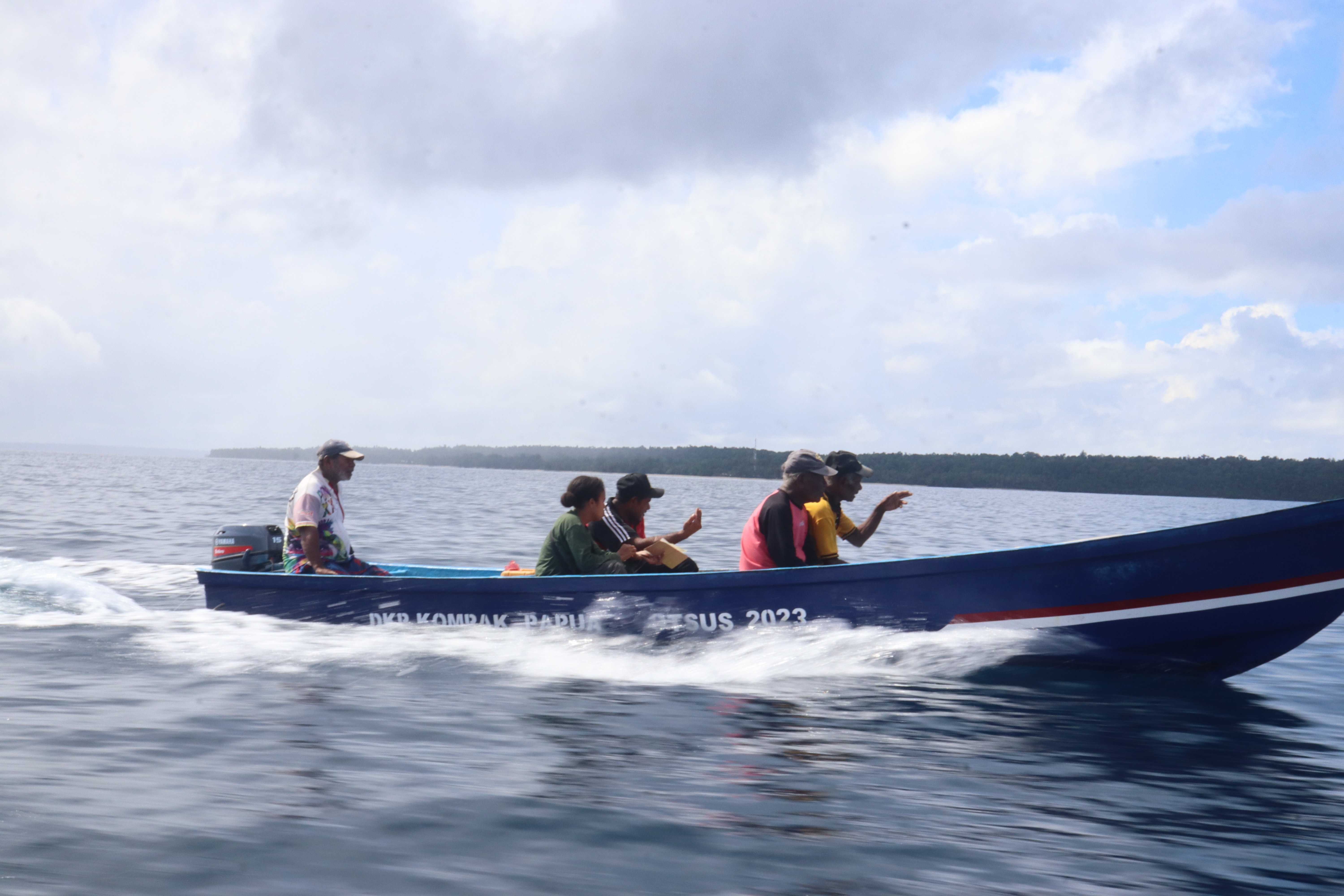 peserta melaksanakan Ground Check atau pengukuran titik koordinat dengan GPS di batas luar wilayah adat yang berada di perairan laut pulau Owi dan beberapa pulau kecil di sekitarnya menggunakan perahu Viber-boat.