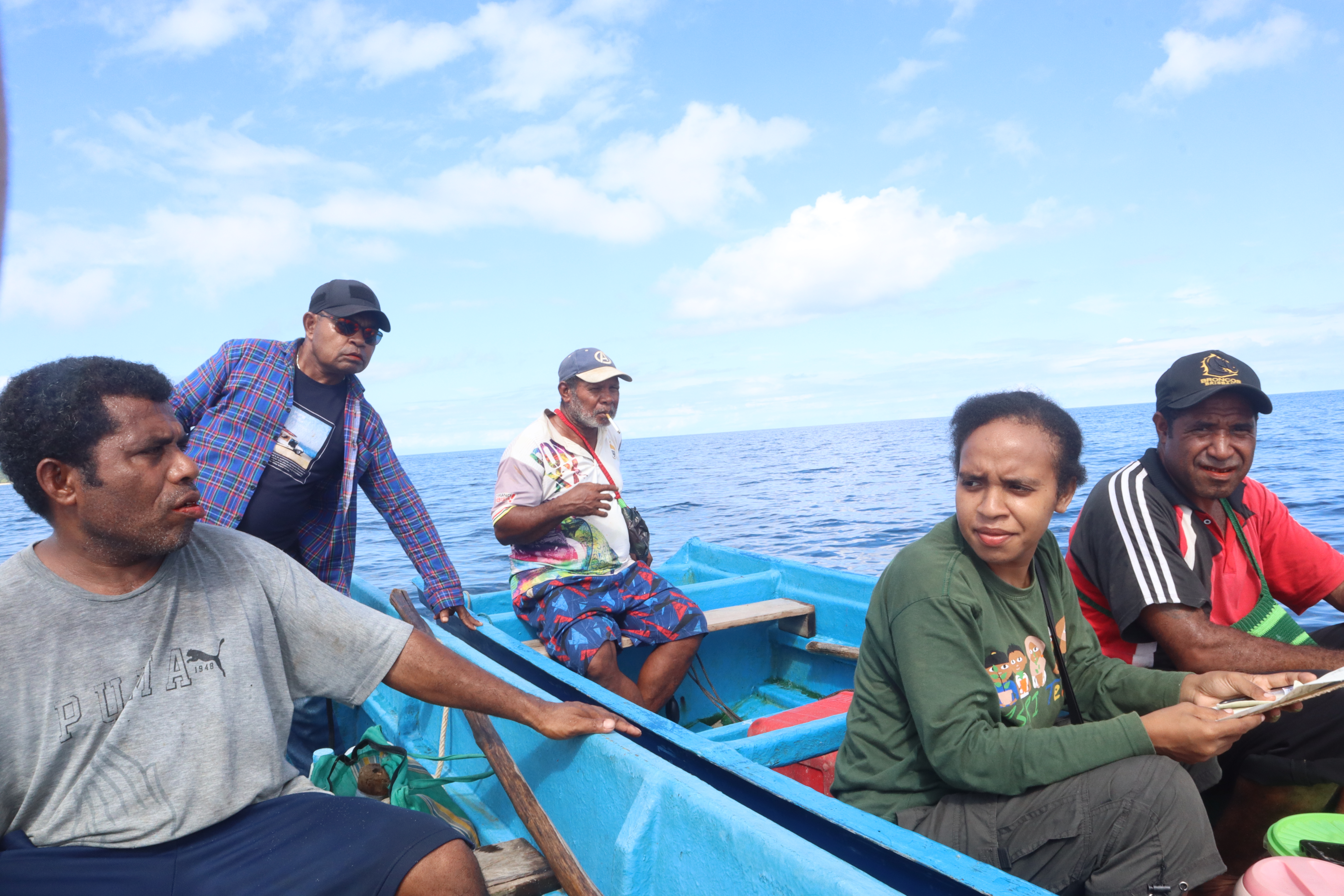 peserta melaksanakan Ground Check atau pengukuran titik koordinat dengan GPS di batas luar wilayah adat yang berada di perairan laut pulau Owi dan beberapa pulau kecil di sekitarnya menggunakan perahu Viber-boat.