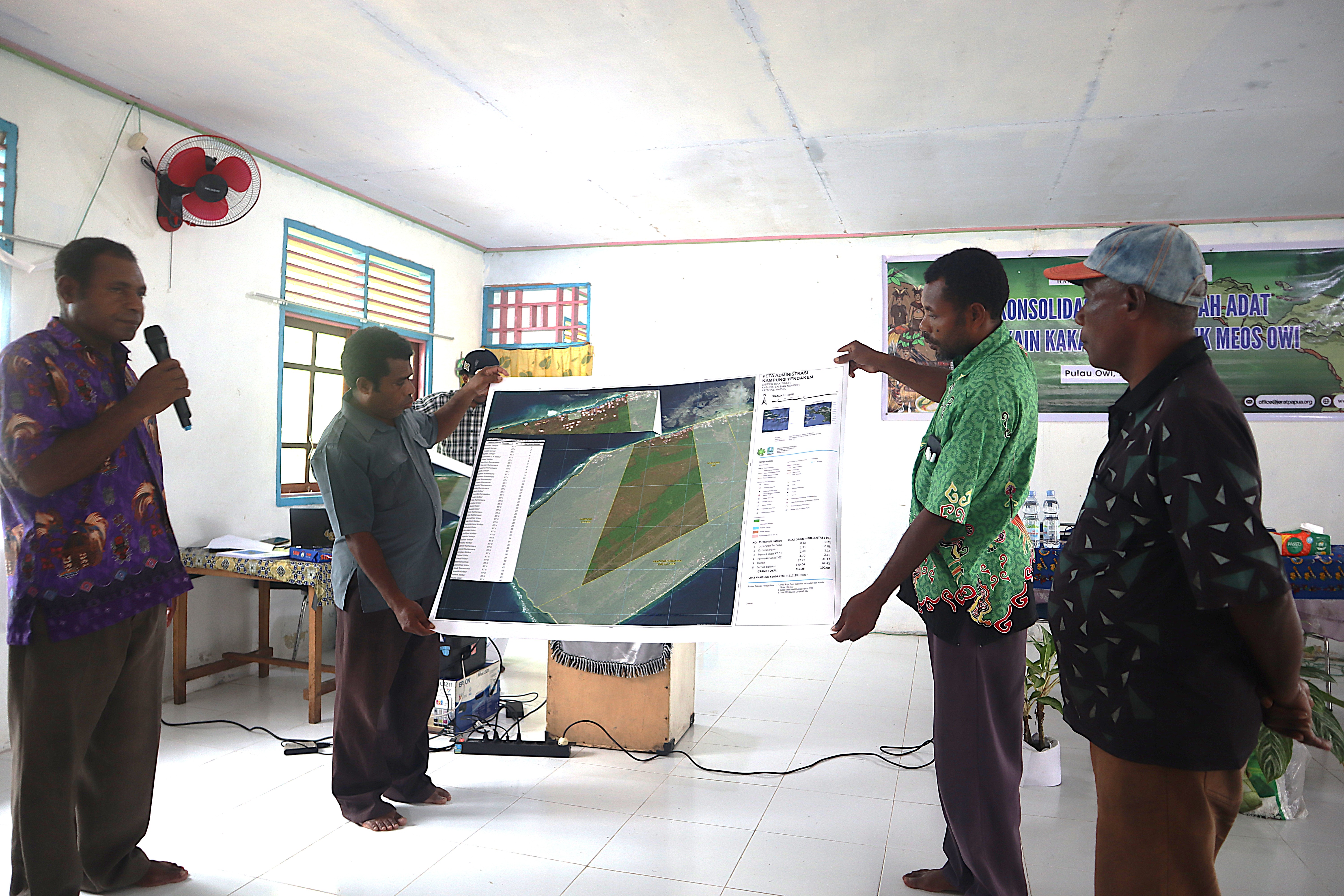 Tim JERAT Papua menyerahkan dokumen peta sketsa batas wilayah lima kampung di Pulau Owi kepada empat kepala kampung. Dokumen yang disusun sejak Januari 2026 ini menjadi dokumen resmi wilayah pemerintahan empat kampung serta satu kampung usulan pemekaran, sebagai acuan dalam pengelolaan wilayah dan penguatan administrasi pemerintahan kampung.