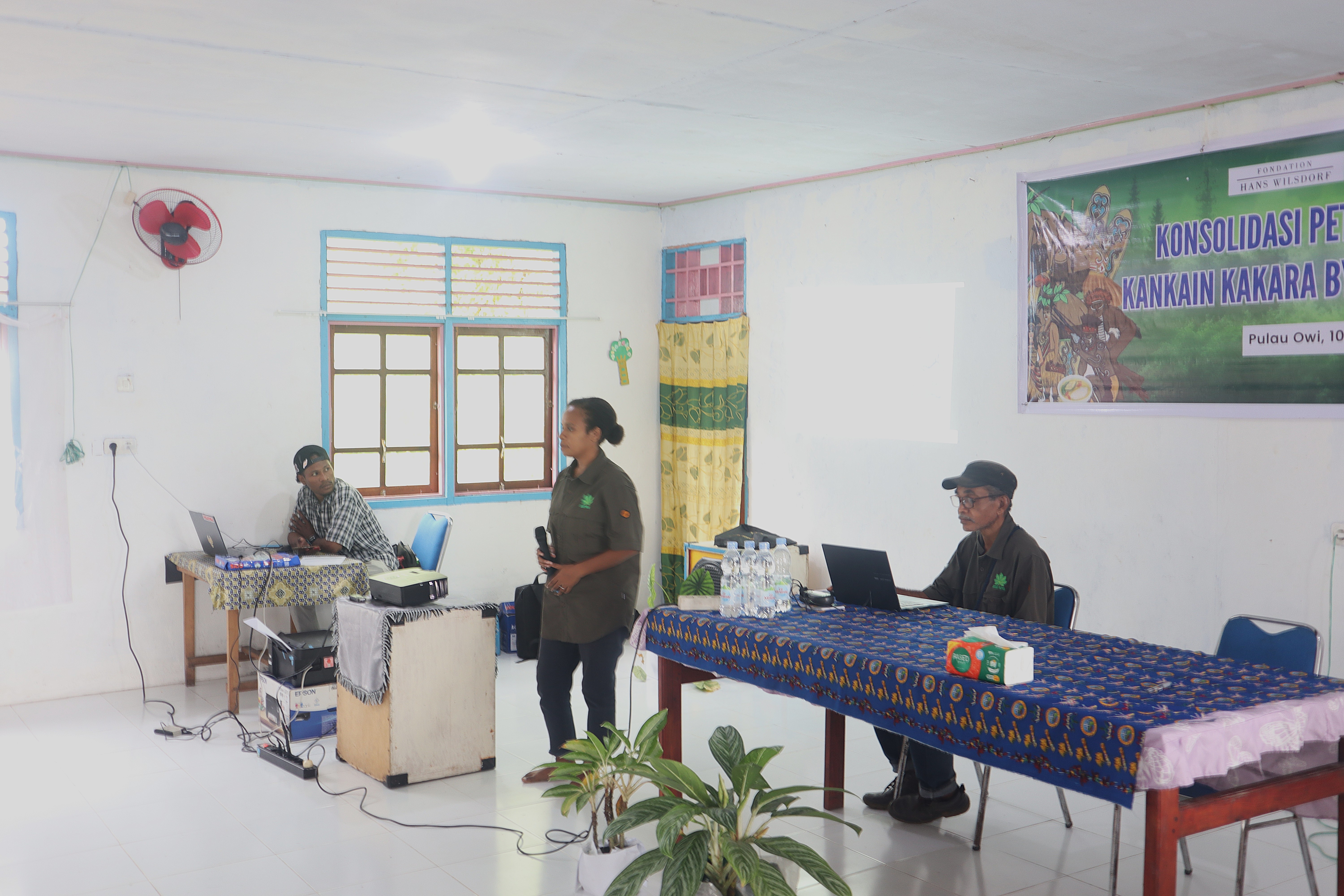Spesialis Pemetaan JERAT Papua, Mia Esti Asmuruf, menyampaikan materi mengenai peta wilayah adat, prosedur pemetaan partisipatif, serta mekanisme pengakuan wilayah adat oleh Pemerintah Indonesia