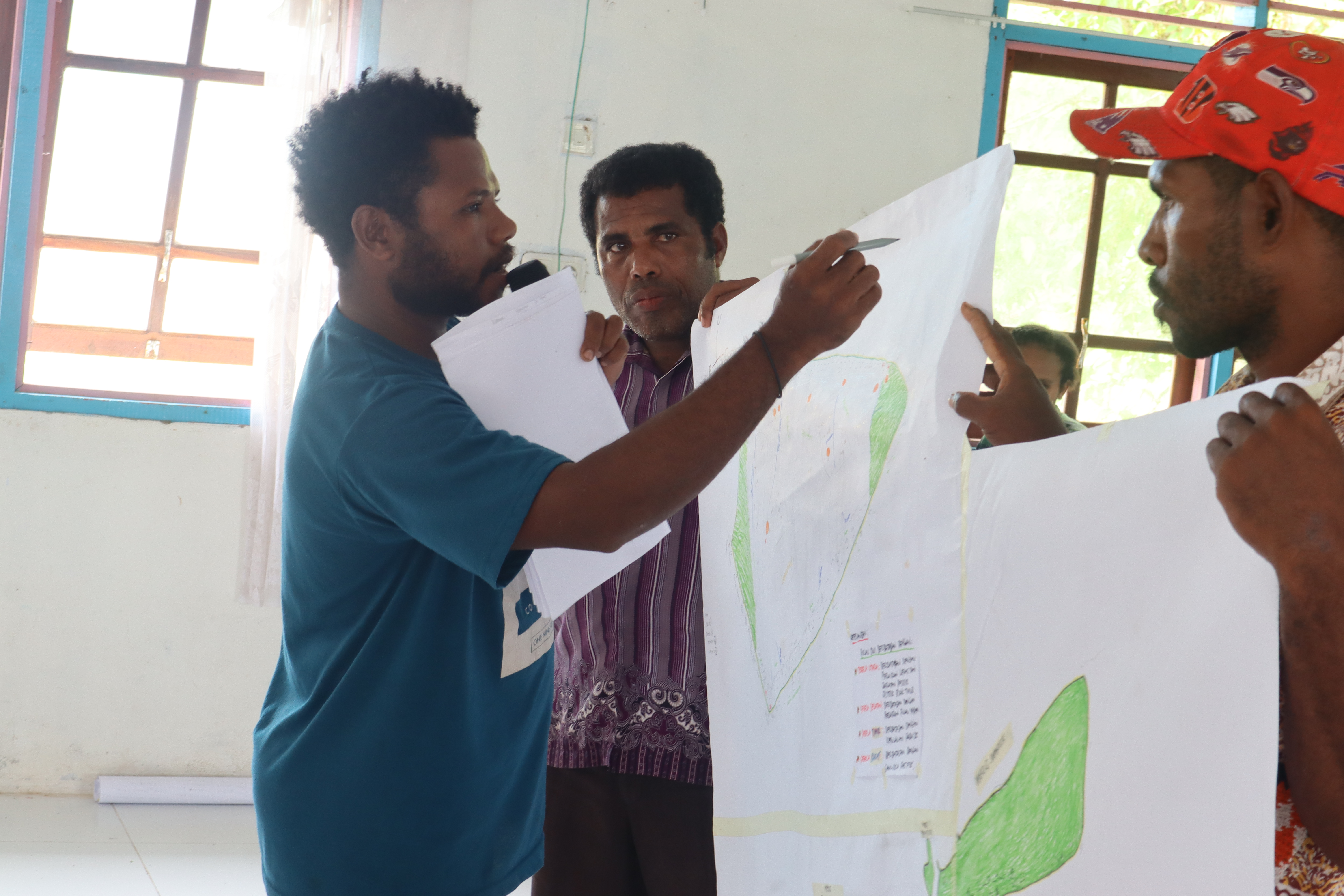 Peserta dari kedua kelompok mempresentasikan hasil penyusunan peta sketsa wilayah adat untuk memperoleh masukan dan tanggapan dari seluruh peserta.