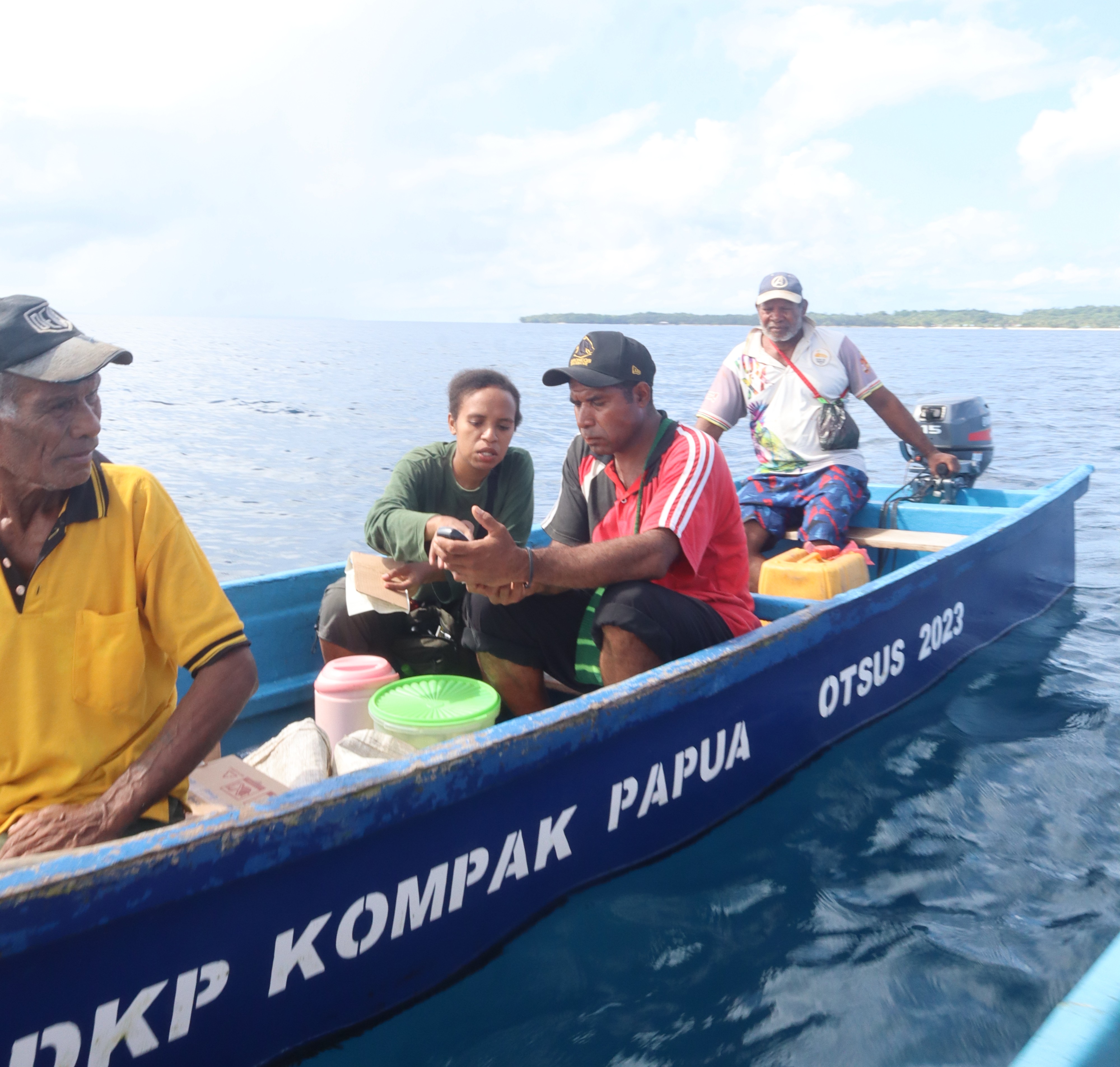 peserta melaksanakan Ground Check atau pengukuran titik koordinat dengan GPS di batas luar wilayah adat yang berada di perairan laut pulau Owi dan beberapa pulau kecil di sekitarnya menggunakan perahu Viber-boat.