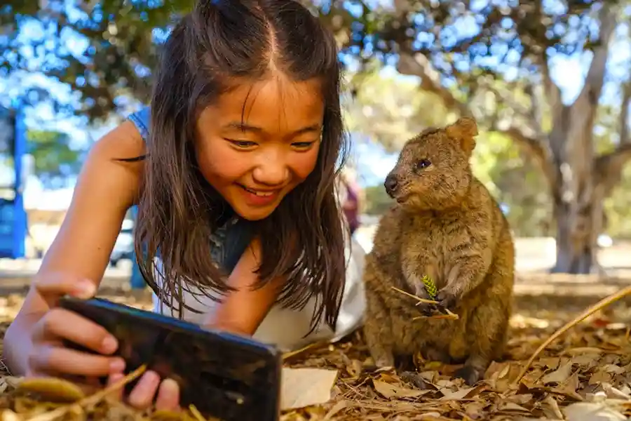 Wisatawan Asia sedang menikmati momen istimewa di Australia Barat Wisatawan Asia sedang menikmati momen istimewa di Australia Barat