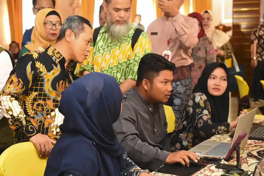 Wamendikdasmen Fajar Riza Ul Haq saat meninjau pelaksanaan SPMB di Kepri Wamendikdasmen Fajar Riza Ul Haq saat meninjau pelaksanaan SPMB di Kepri