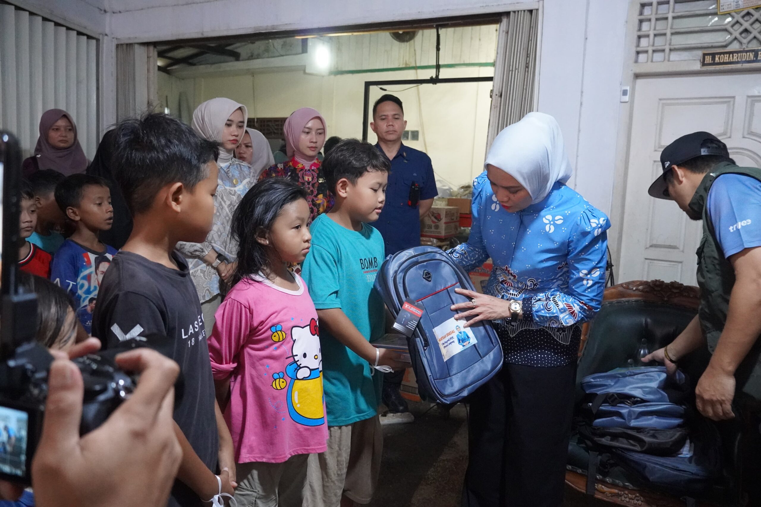 Peduli Korban Banjir Panjang, Ketua TP PKK Provinsi Lampung Apresiasi Relawan dan Serahkan Bantuan