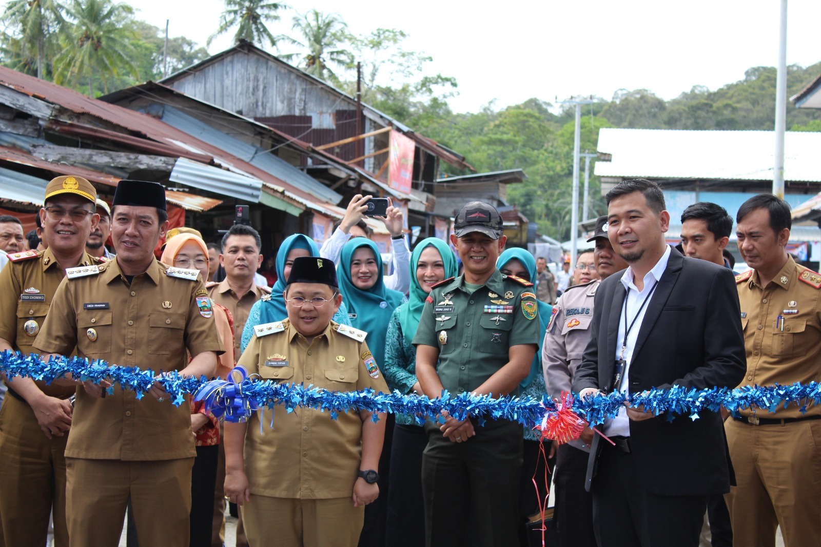 BRI Kanca Liwa Serahkan CSR Pembangunan Gapura dan Tenda UMKM di Pasar Way Batu Pesisir Barat