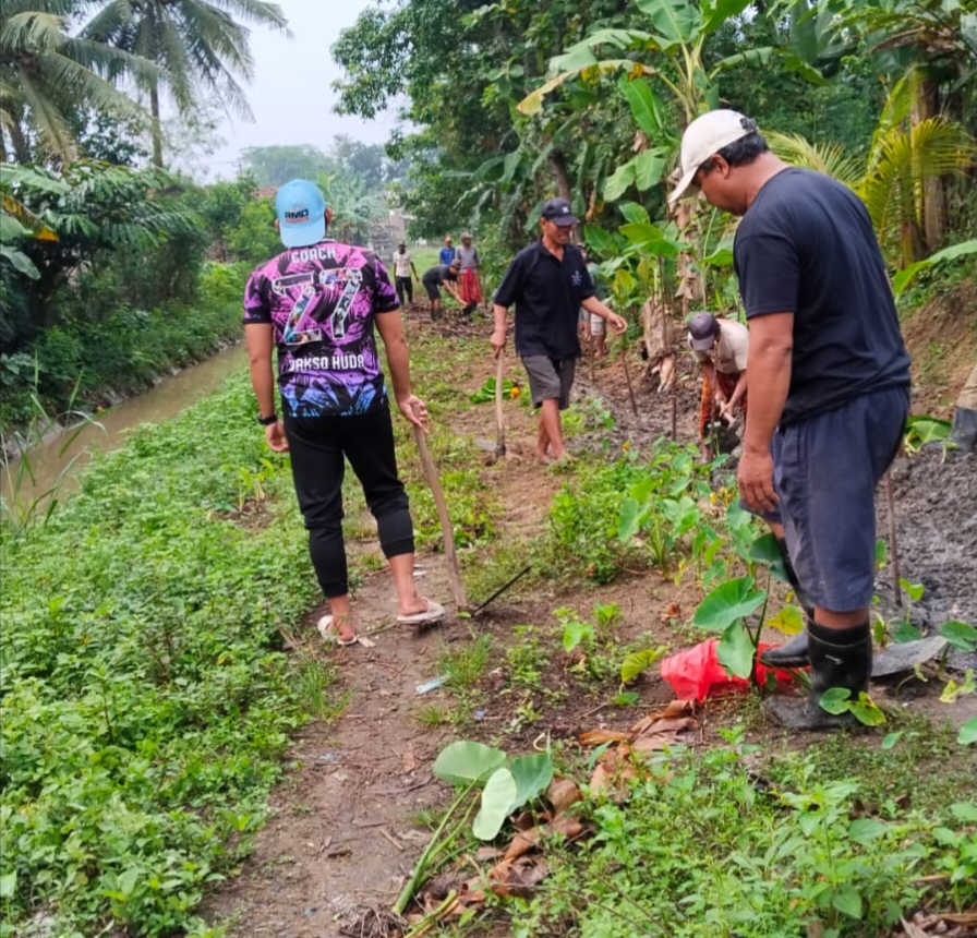 Warga Mekarsari Gotong Royong Bersihkan Jalan dan Saluran Air