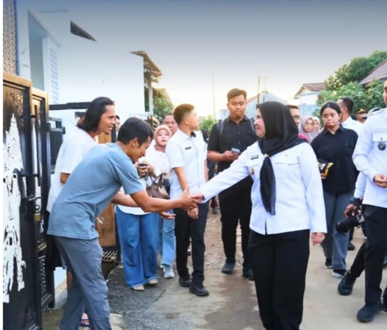 Wali Kota Eva Kunjungi dan Beri Bantuan Korban Angin Puting Beliung