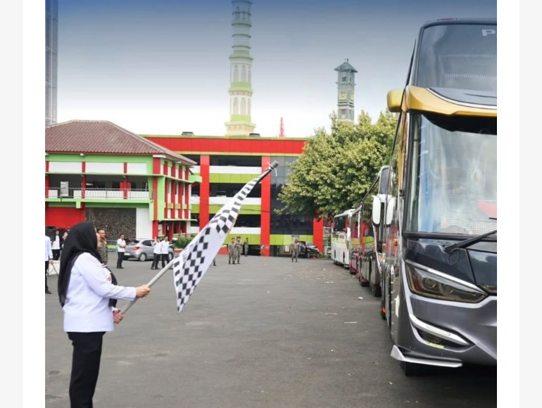Wali Kota Eva Lepas Peserta Wisata Rohani Umat Beragama Kota Bandar Lampung Gelombang Tiga
