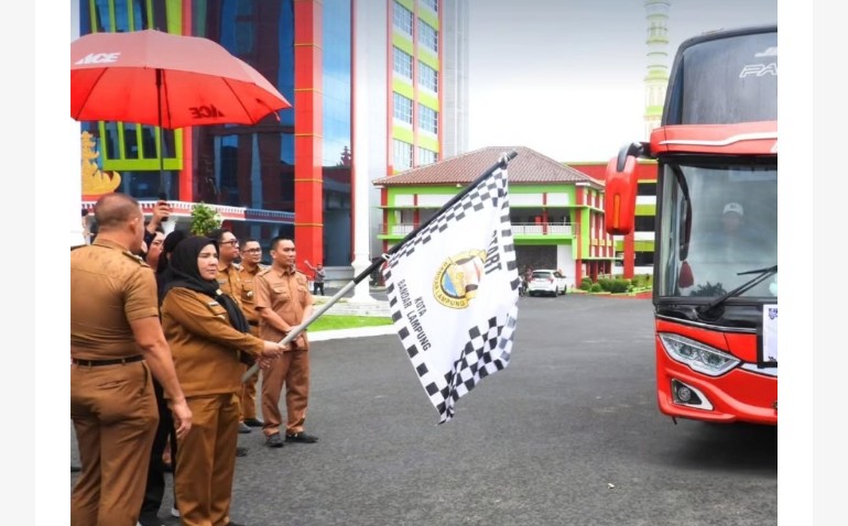 Eva Dwiana Melepas Peserta Wisata Rohani Umat Beragama Kota Bandar Lampung Gelombang Ke-2 Tahun 2025