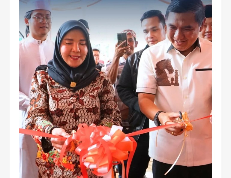 Eva Dwiana Resmikan Almaz Fried Chicken Cabang Diponegoro