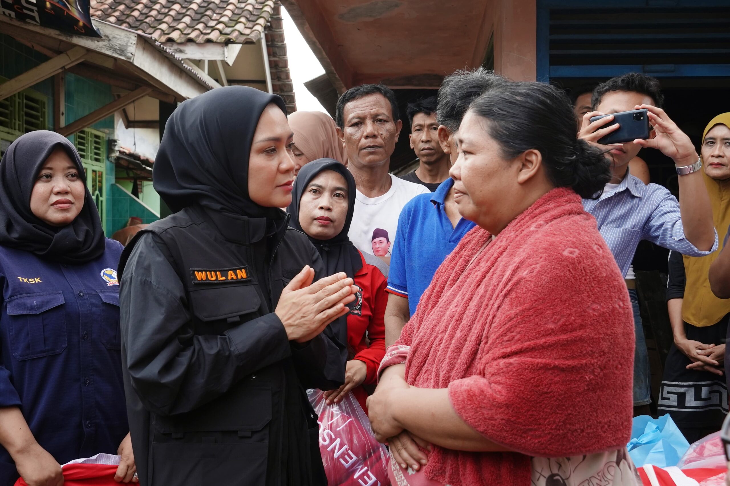 Wulan Mirza Kunjungi Korban Banjir di Panjang, Serahkan Bantuan dan Sampaikan Belasungkawa