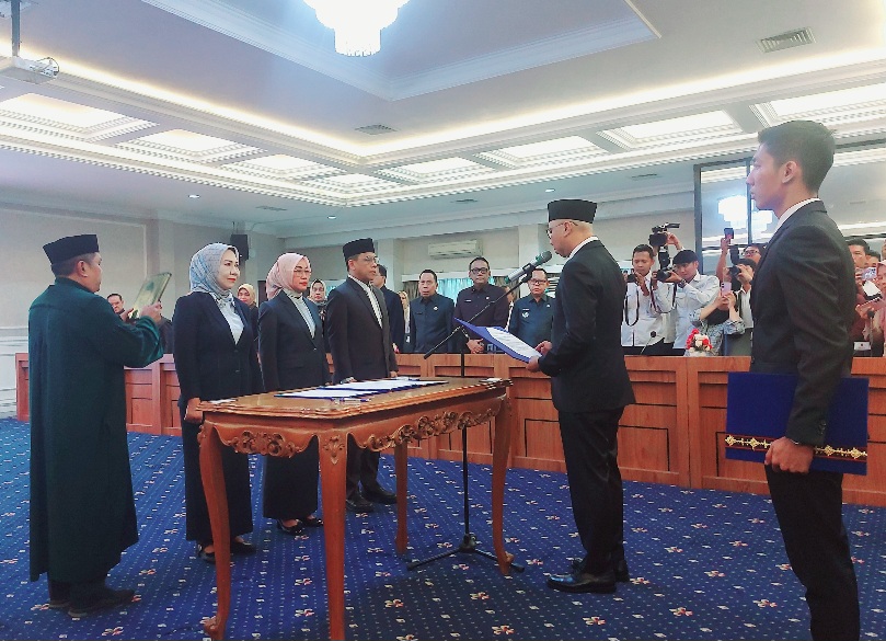 Lantik Sekwan dan Kadispora Rahmat Mirzani Djausal Ingatkan Eselon II Responsif Terhadap Persoalan Masyarakat