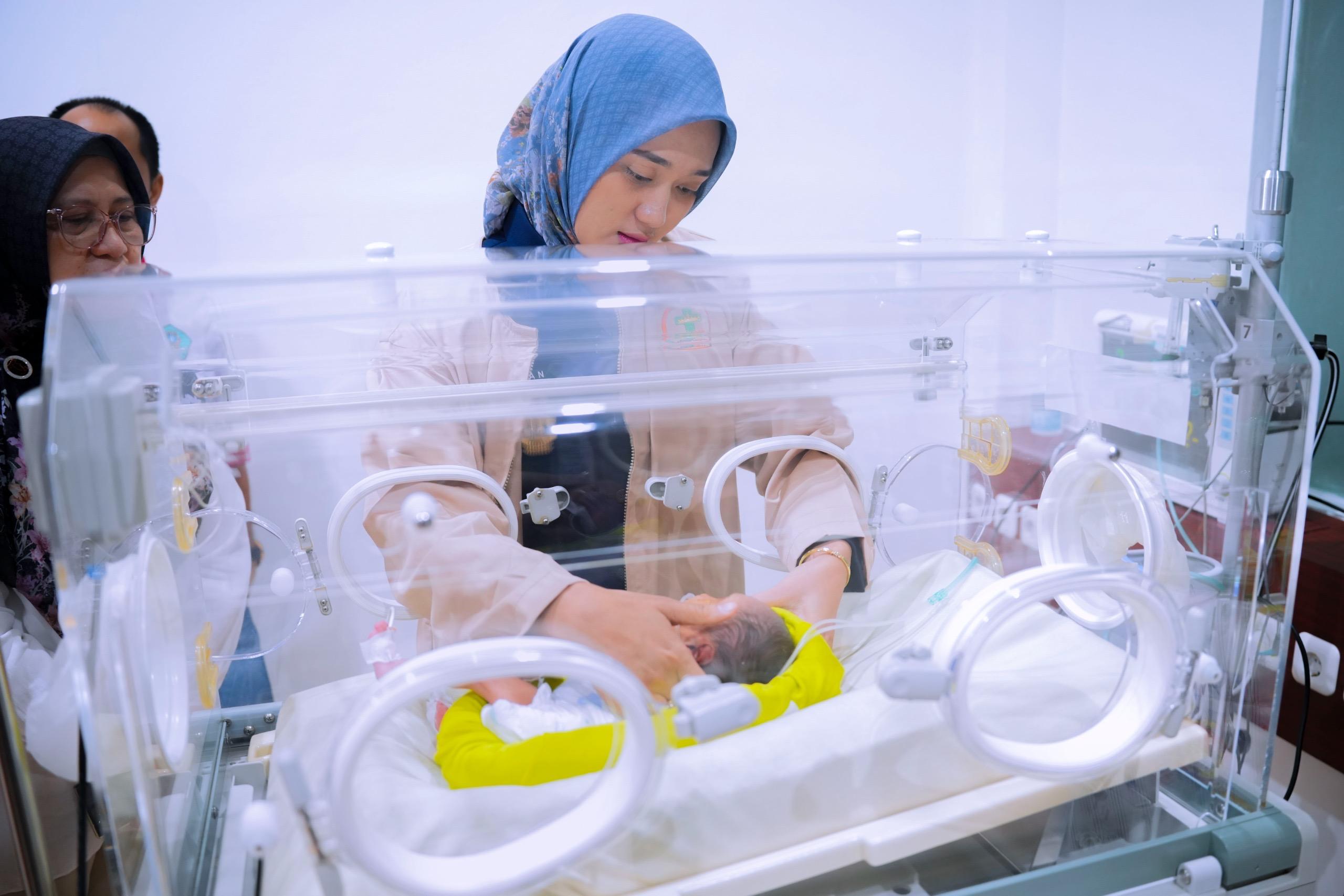 Wagub Jihan Beri Nama Bayi Diteras Warung itu Dengan Panggilan Hana Aisyah