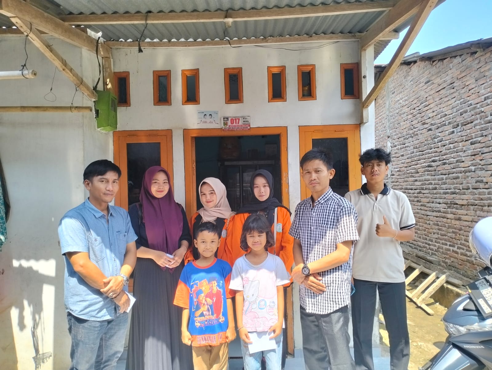 STEBI Tanggamus dan BEM Berikan Santunan untuk Anak Yatim di Pekon Terbaya