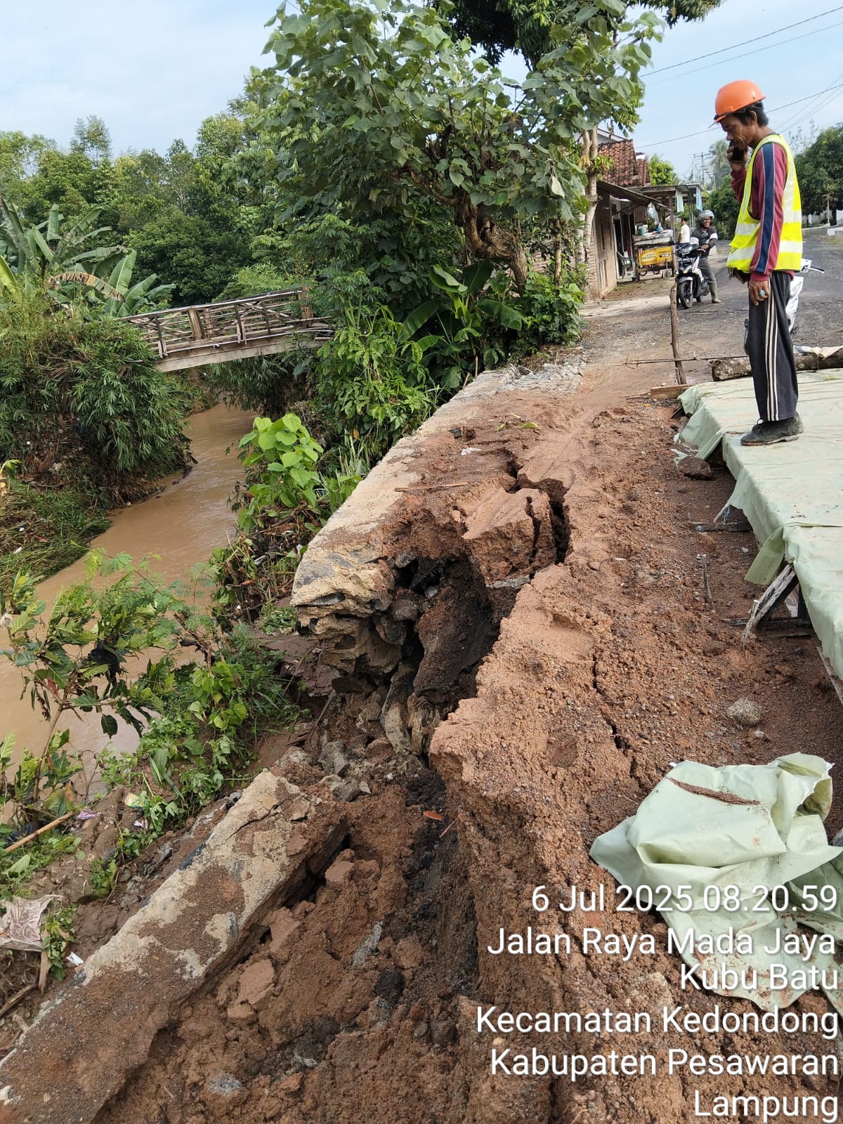 Proyek Miliaran di Way Khilau Ambrol, Warga Minta Dibongkar Ulang