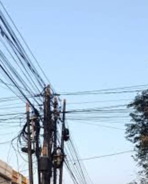 Tiang Listrik Penuh Kabel WiFi Liar Resahkan Warga, Nama Anggota DPRD Pesawaran Terseret