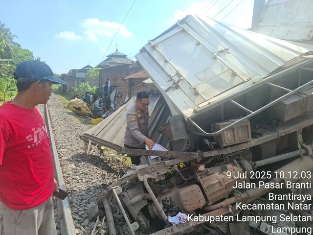 Mobil Boks Alfamart Diseruduk Kereta Babaranjang di Pintu Perlintasan Branti