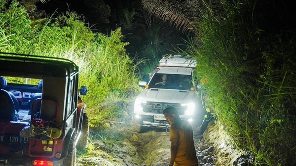 Mobil Kontraktor Yang Di-OTT KPK Ada di Depan Gubernur Bobby Saat Tinjau Kondisi Jalan