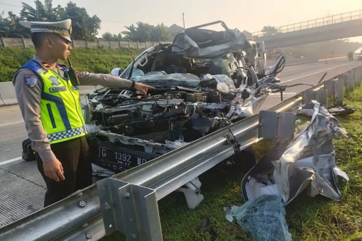Pajero Sport Vs Dua Truk di Tol Batang-Semarang Tiga Orang Tewas