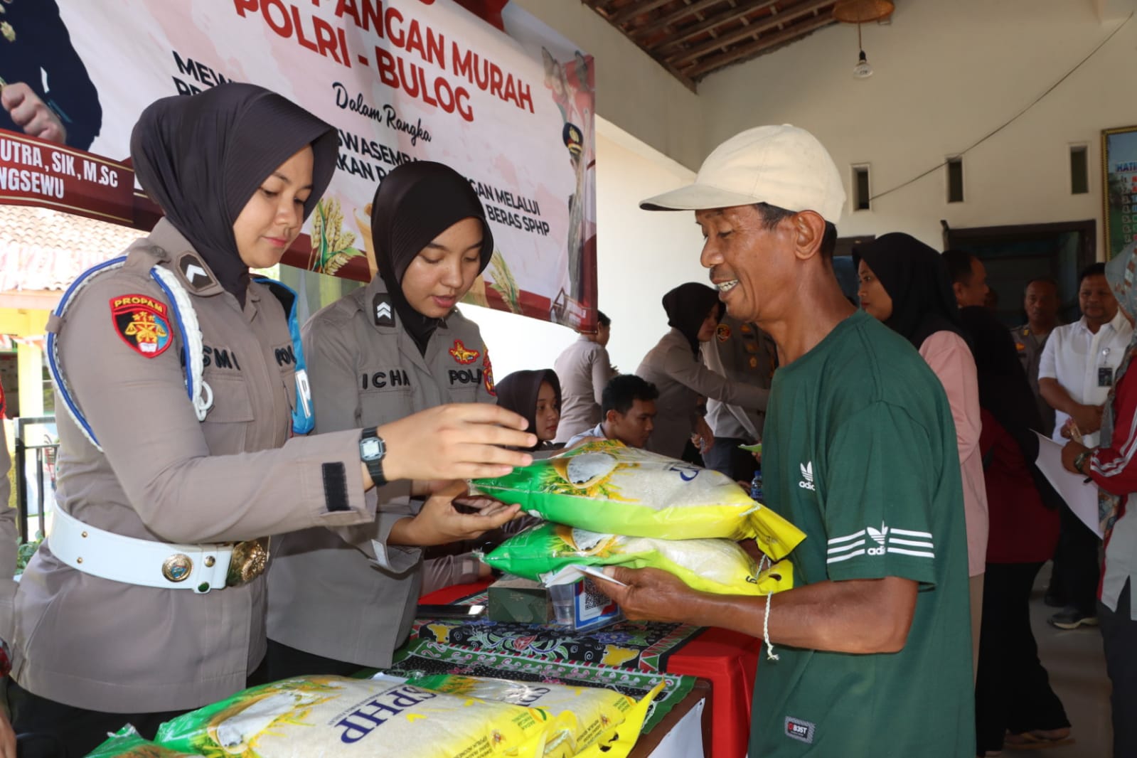 Polda Lampung Salurkan Beras Lewat Gerakan Pangan Murah