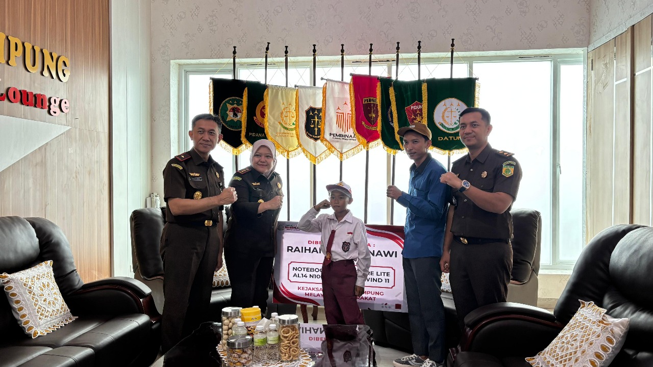 Kajati Lampung Beri Reward Bocah Pemanjat Tiang Bendera HUT RI Way Muli