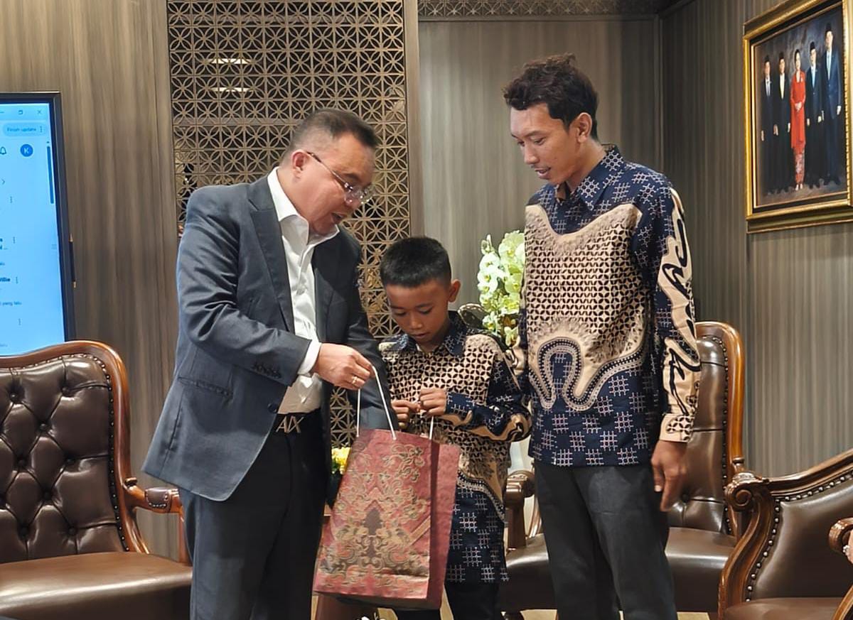 Raihan Si Pemanjat Tiang Bendera Dapat Hadiah dari Wakil Ketua DPR RI