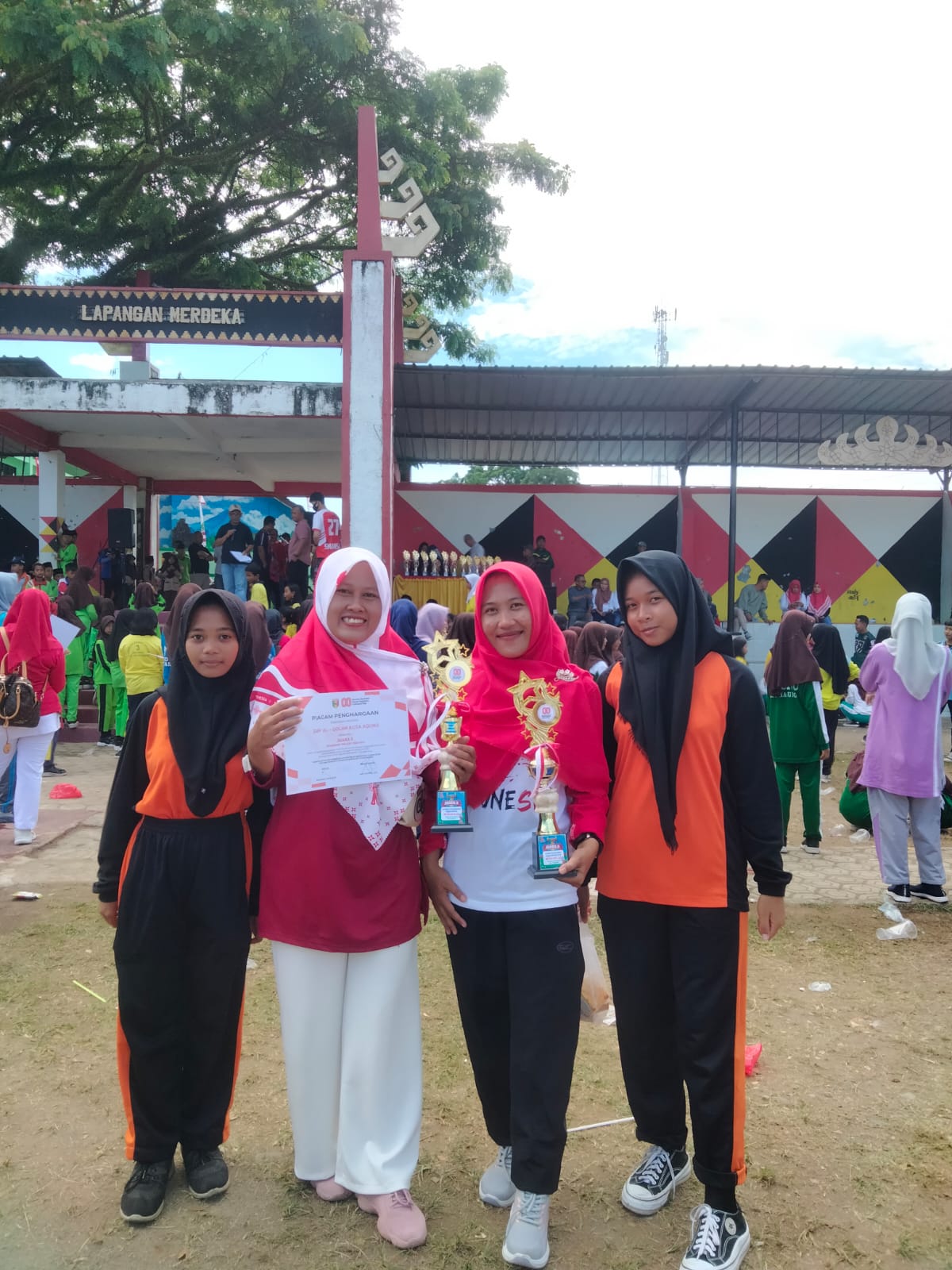 SMP Al-Qolam Kota Agung Raih Juara di Karnaval Drumband dan Gerak Jalan Putri HUT RI ke-80