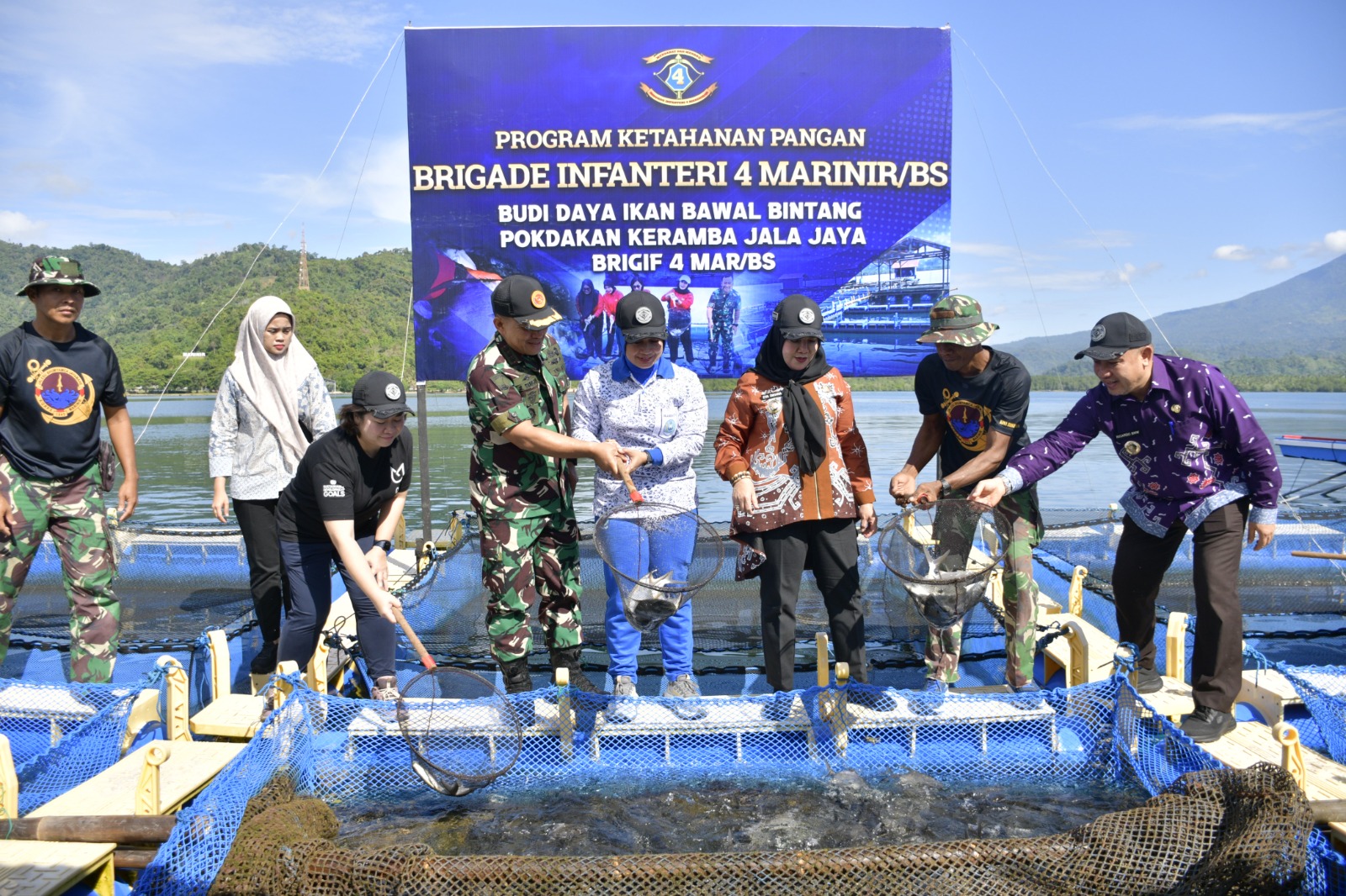 Danbrigif 4 Marinir/BS Bersama Walikota Bandar Lampung dan Owner Golden Tulip Panen Bawal dan Melon