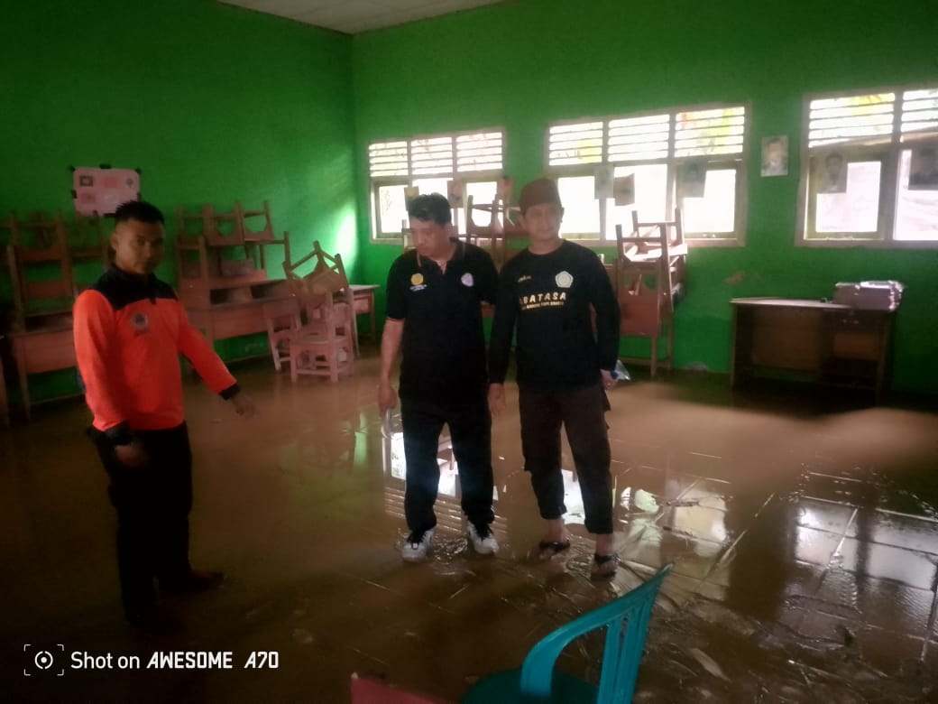 BPBD Tanggamus Tinjau Lokasi Pascabanjir, Salurkan Bantuan untuk Warga Terdampak