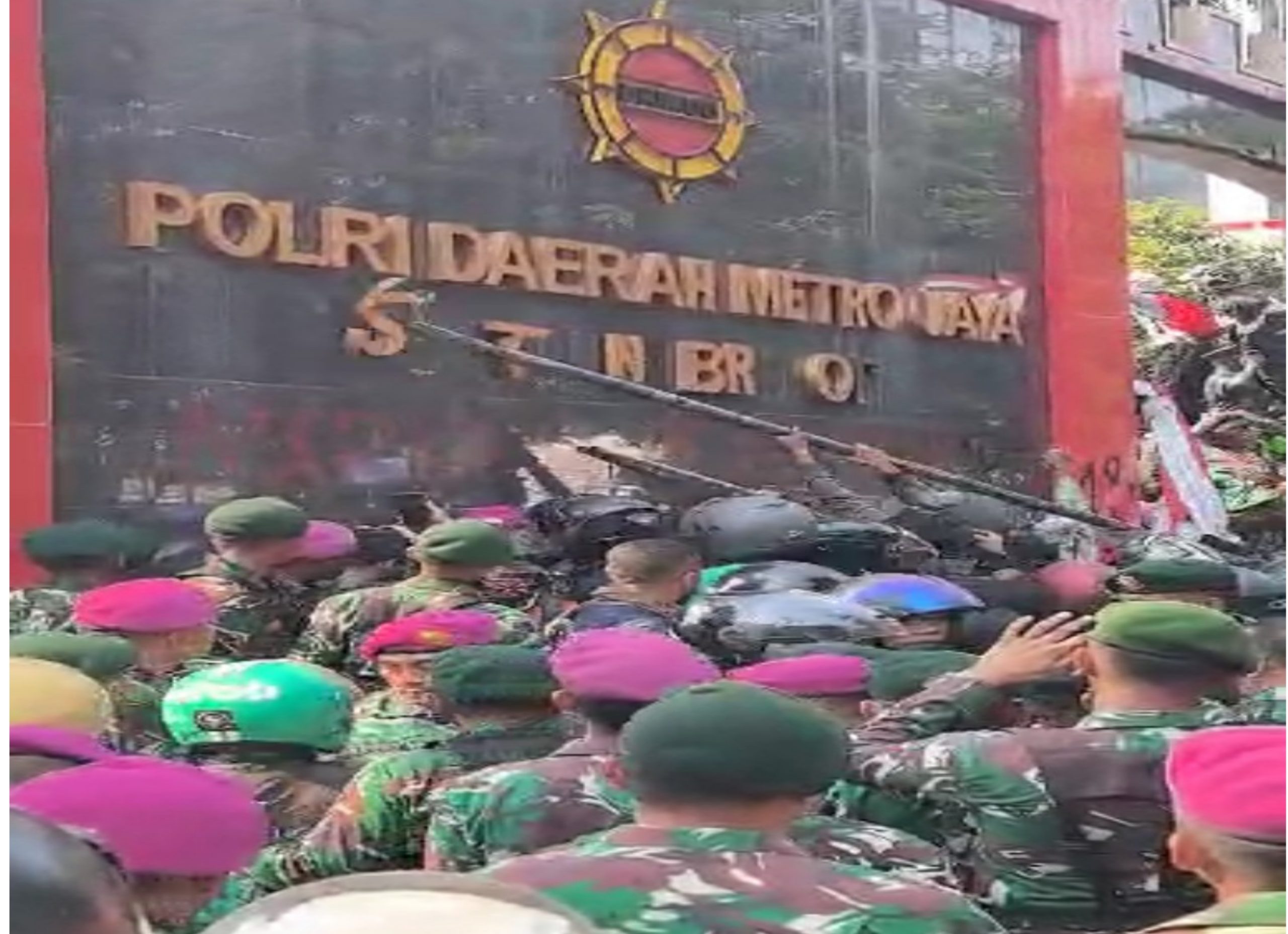 Massa Demo Rusak Logo Polda di Gerbang Mako Brimob Kwitang Pasca Insiden Rantis