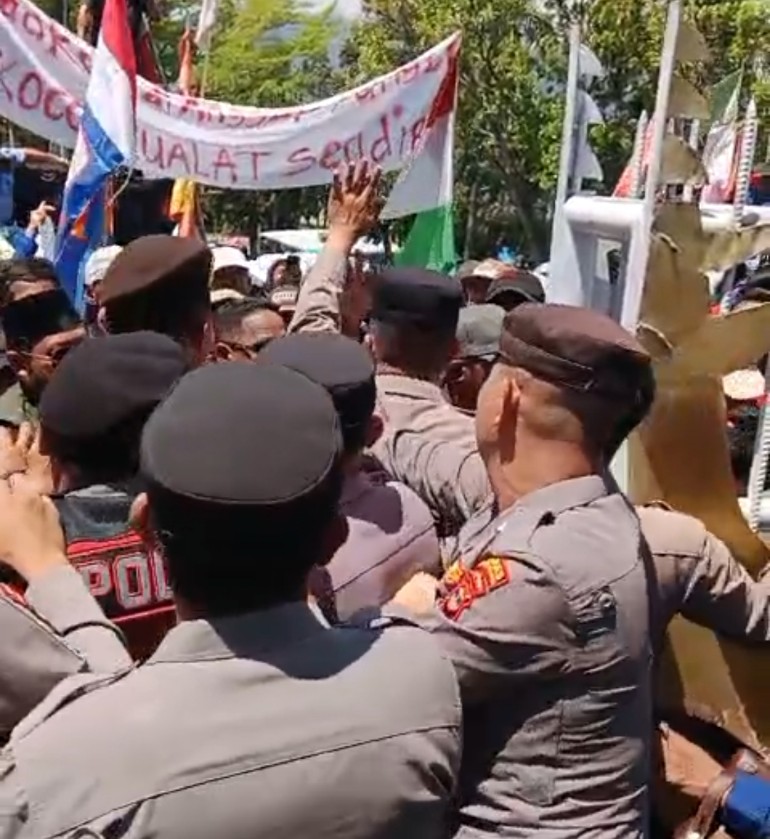 Kericuhan Warnai Aksi Kedua Pencopotan Kades Sinar Palembang