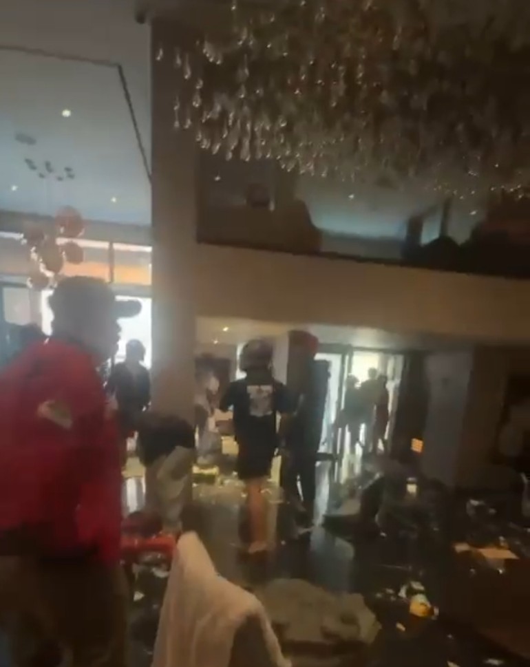 Rumah Mewah Ahmad Sahroni jadi Sasaran Amukan Massa