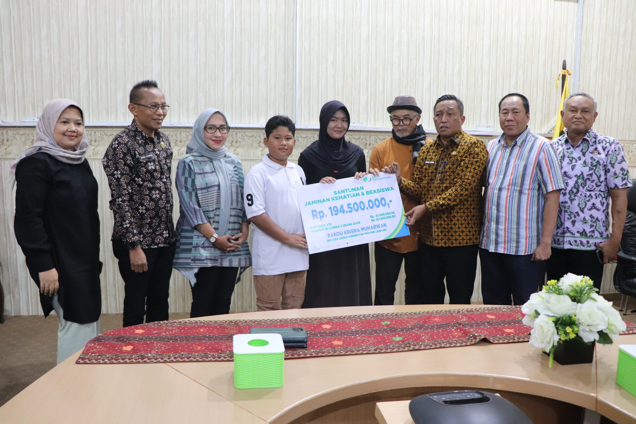Dinas Kominfotik dan BPJS Ketenagakerjaan Serahkan Santunan Sosial kepada Keluarga Almarhum PTHL