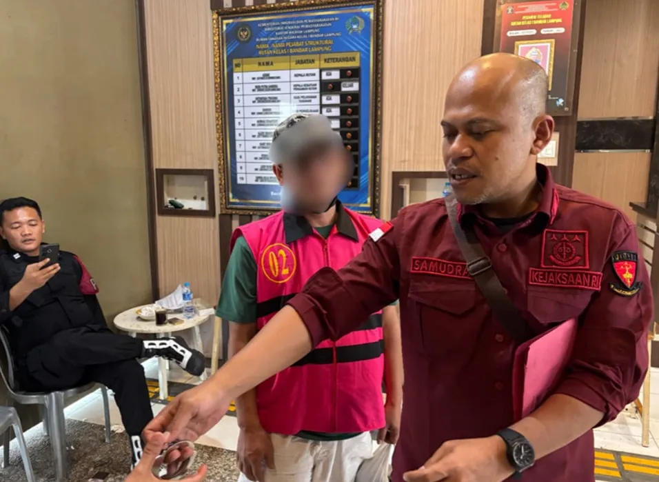 Dilimpahkan Polres Kades Padang Manis Waylima Hendri Kurniawan Langsung Ditahan Kejari Pesawaran