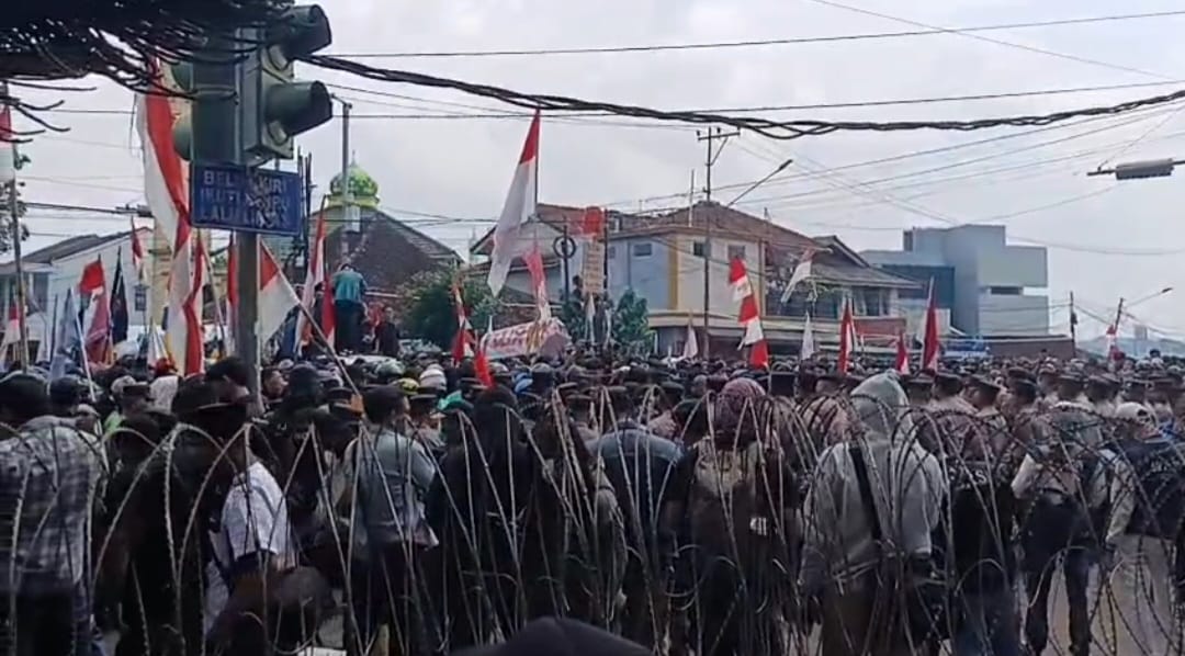 Massa Padati Gerbang DPRD dan Pemprov Lampung