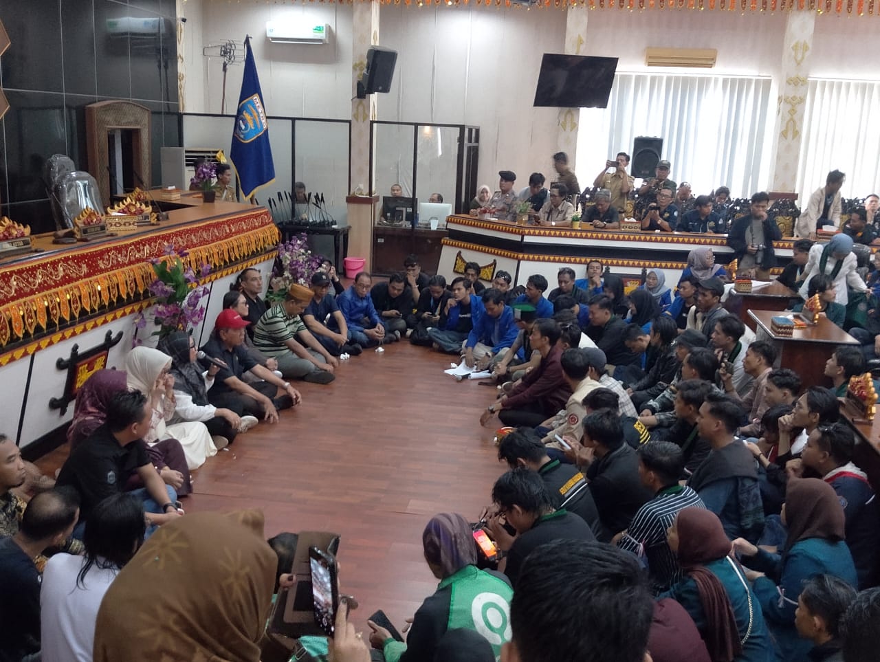 Demo Rasa Rapat Paripurna di Metro, Bedanya ‘Duduk Sama Rata’